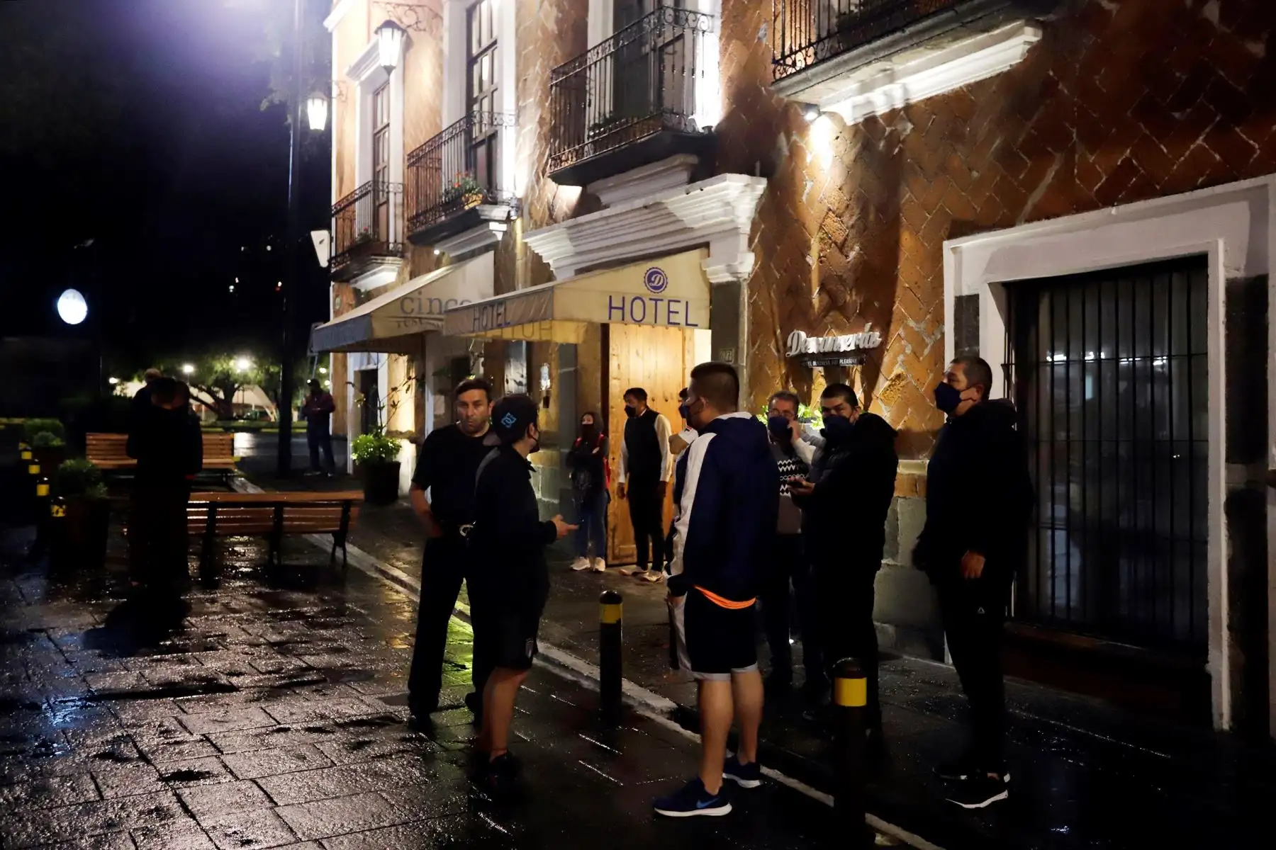 Turistas permanecen a las afueras de la zona hotelera debido al sismo de 7.1, hoy en el balneario de Acapulco, en el estado de Guerrero (México). Un sismo de magnitud 7,1 sacudió este martes el centro y sur de México, sin que hasta ahora se reporten víctimas o daños materiales. EFE/David Guzmán