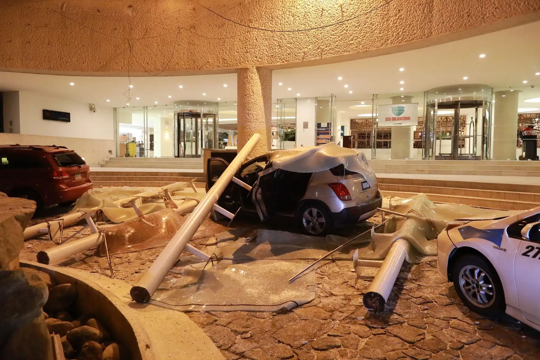 Vista general de daños en los edificios de la zona hotelera este martes, debido al sismo de 7.1 en el balneario de Acapulco en el estado de Guerrero (México). Un sismo de magnitud 7,1 sacudió este martes el centro y sur de México, sin que hasta ahora se reporten víctimas o daños materiales. EFE/David Guzmán