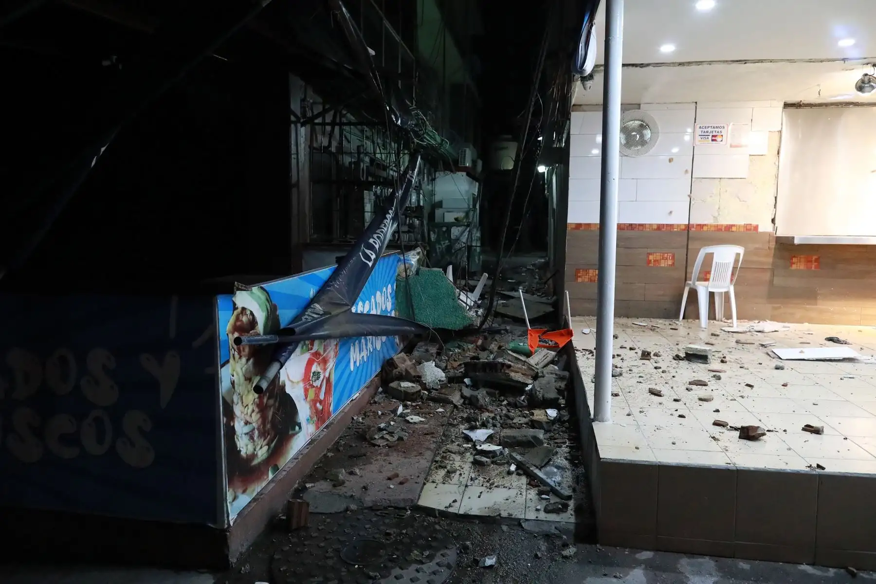 Vista general de daños en los edificios de la zona hotelera este martes, debido al sismo de 7.1 en el balneario de Acapulco en el estado de Guerrero (México). Un sismo de magnitud 7,1 sacudió este martes el centro y sur de México, sin que hasta ahora se reporten víctimas o daños materiales. EFE/David Guzmán