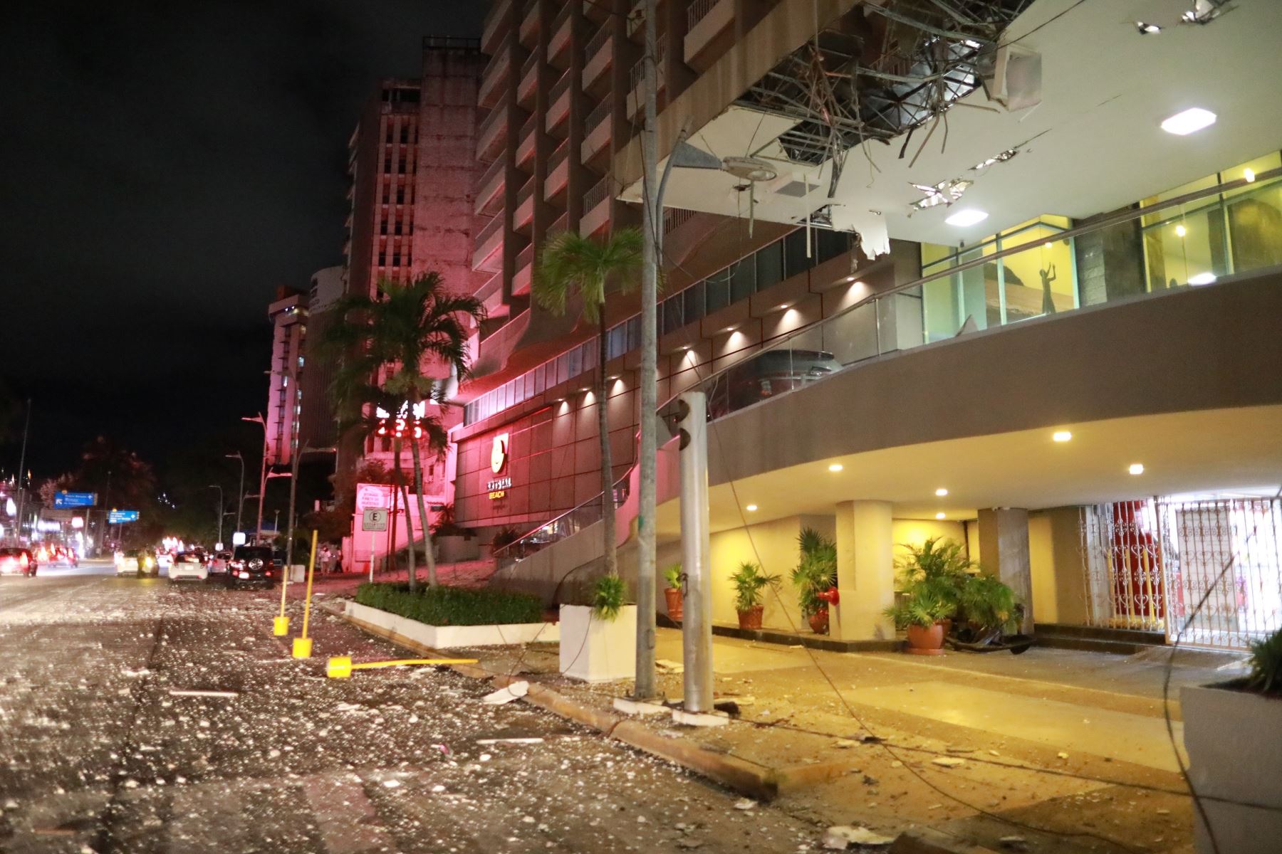 Vista general de daños en los edificios de la zona hotelera este martes, debido al sismo de 7.1 en el balneario de Acapulco en el estado de Guerrero (México). Un sismo de magnitud 7,1 sacudió este martes el centro y sur de México, sin que hasta ahora se reporten víctimas o daños materiales. EFE/David Guzmán