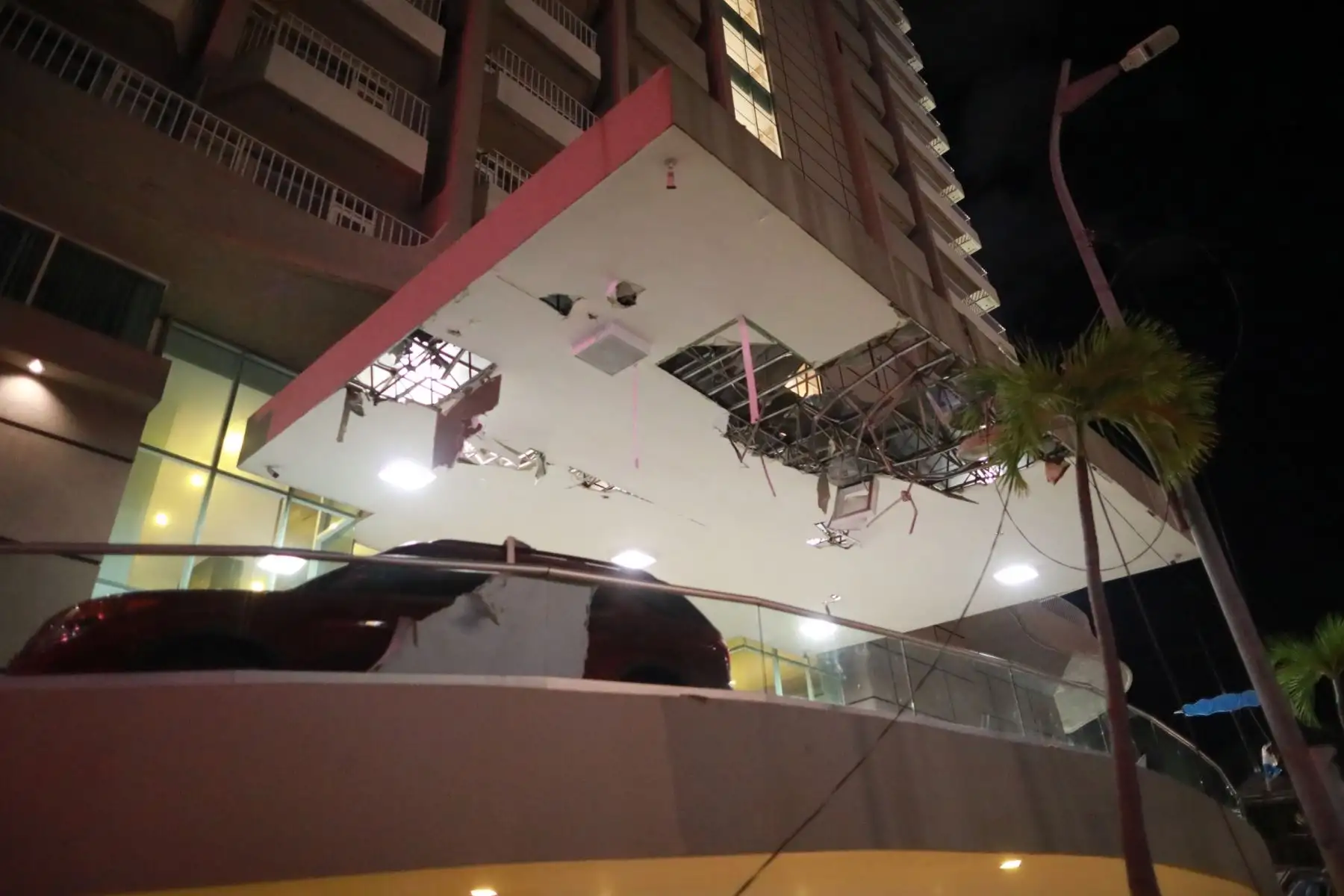 Vista general de daños en los edificios de la zona hotelera este martes, debido al sismo de 7.1 en el balneario de Acapulco en el estado de Guerrero (México). Un sismo de magnitud 7,1 sacudió este martes el centro y sur de México, sin que hasta ahora se reporten víctimas o daños materiales. EFE/David Guzmán
