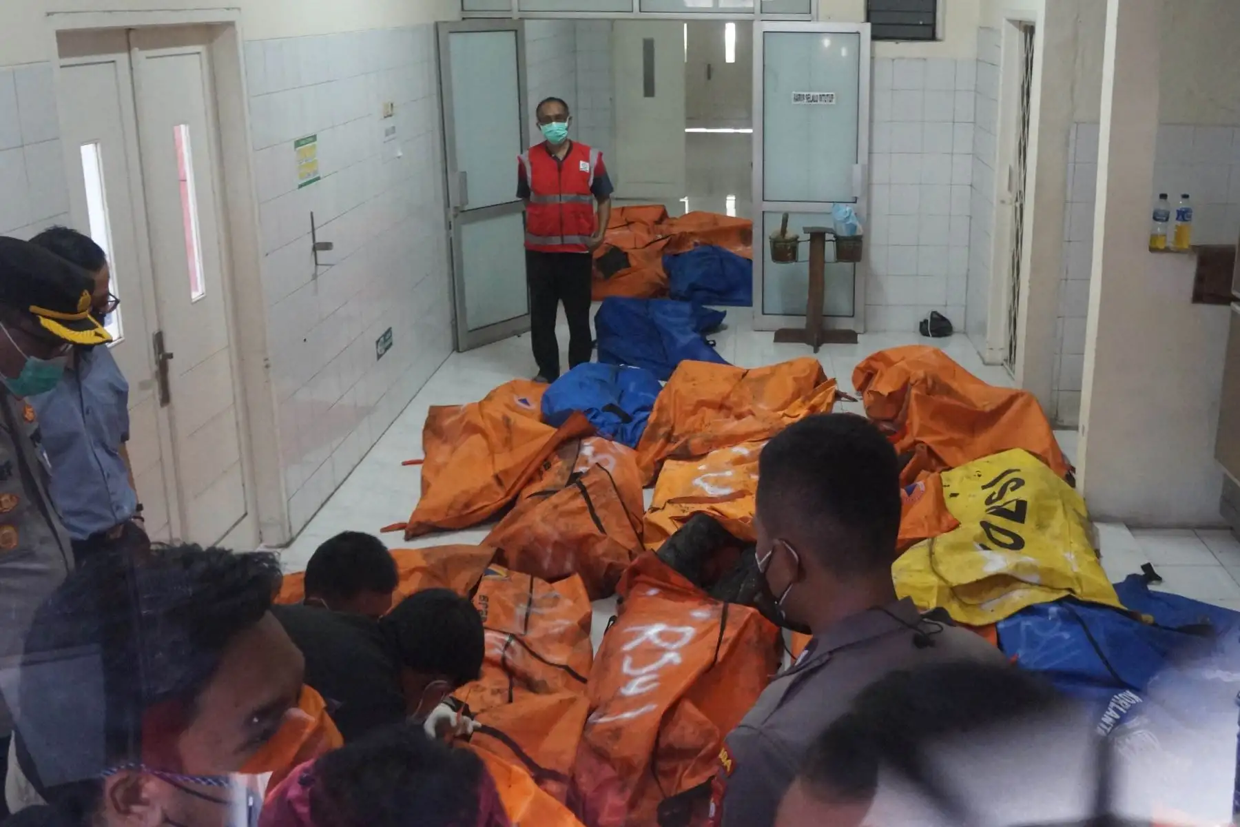 La policía y los funcionarios del hospital almacenan bolsas para las víctimas  en una morgue del hospital en Tangerang el 8 de septiembre de 2021, después de que estalló un incendio en la prisión y mató a 41 reclusos. Foto: AFP