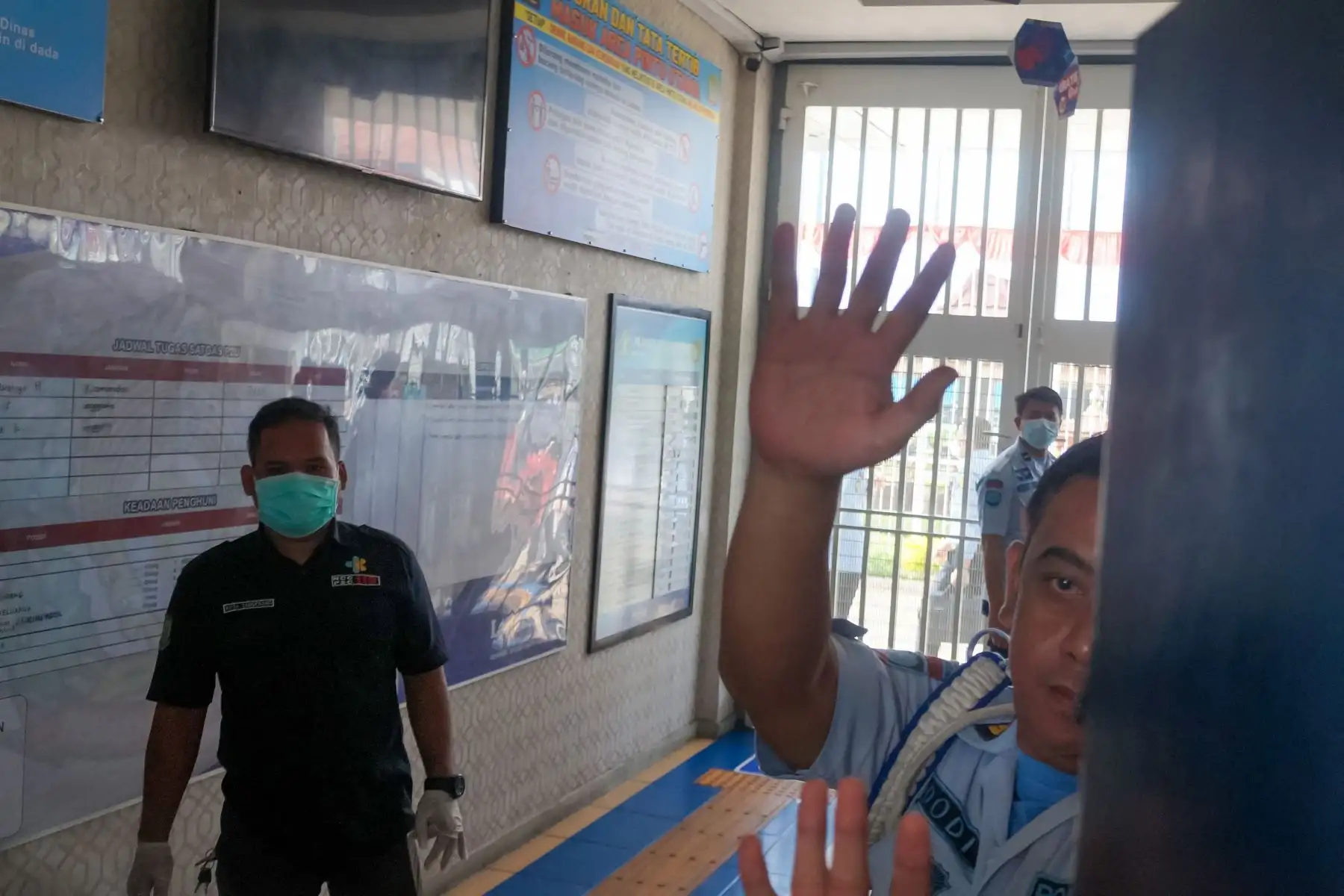 Los oficiales de seguridad de la prisión intentan evitar que los fotógrafos tomen fotografías en Tangerang, luego de que estallara un incendio y matara a 41 reclusos. Foto: AFP