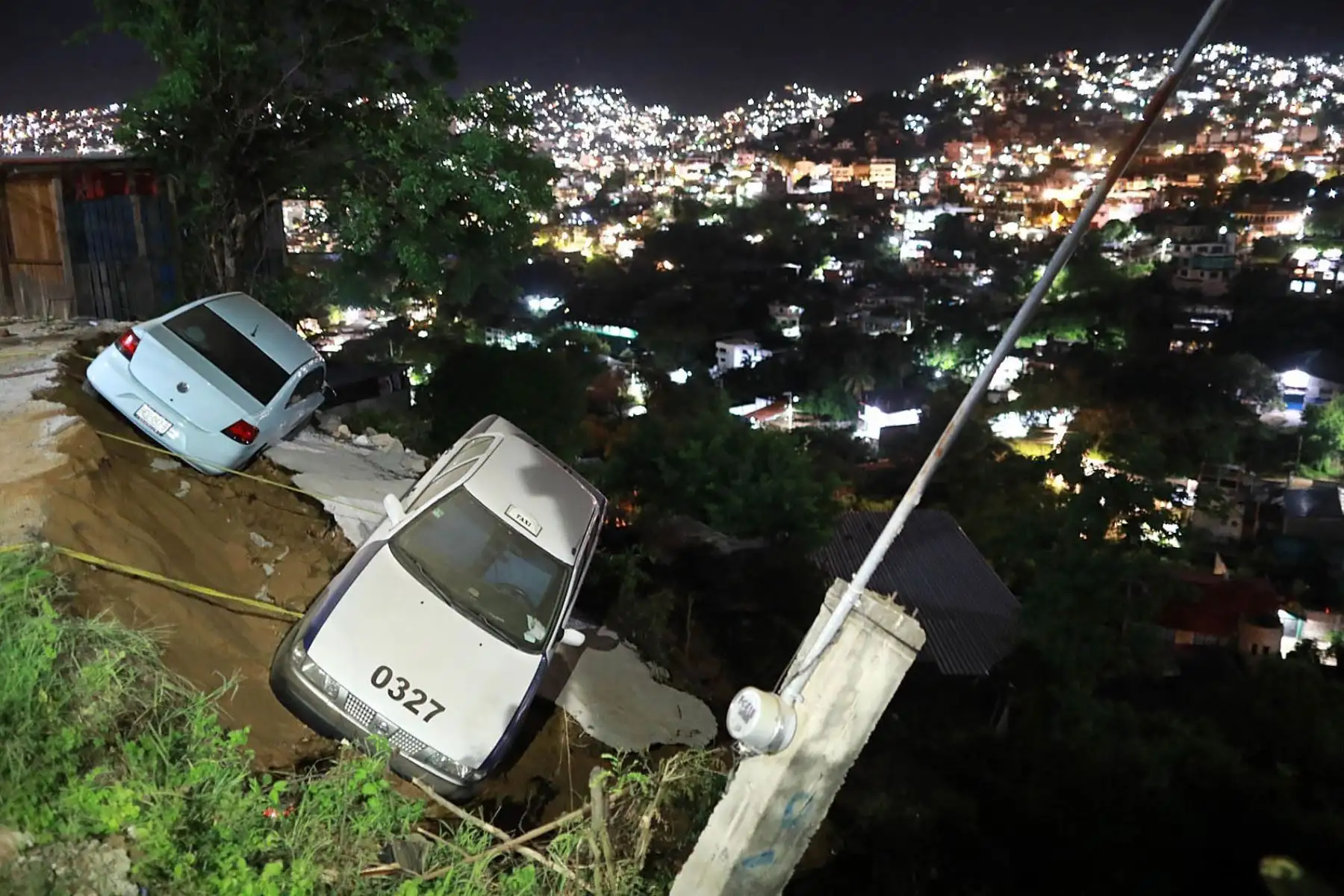 Dos vehículos a punto de caer a un barranco por el suelo reblandecido, debido al sismo de 7.1, en el balneario de Acapulco, en el estado de Guerrero (México).Foto: EFE