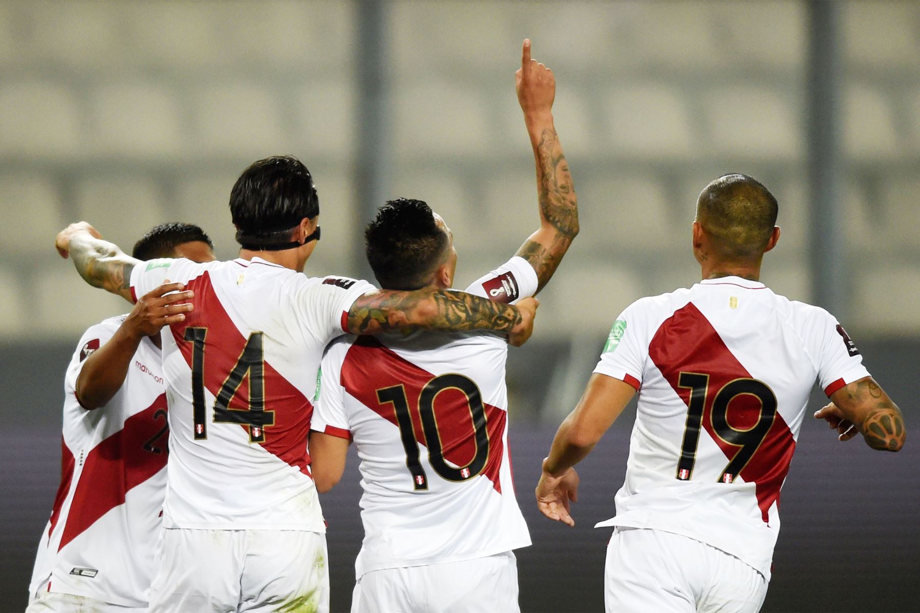 Christian Cueva de Perú celebra con sus compañeros tras anotar contra Venezuela, durante un partido por las eliminatorias sudamericanas al Mundial de Catar 2022, en el Estadio Nacional de Lima.
Foto: EFE