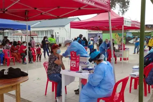 A través de los gestores interculturales se reforzó difusión sobre la importancia de ser vacunados y continuar con las medidas de prevención. Foto: Mincul