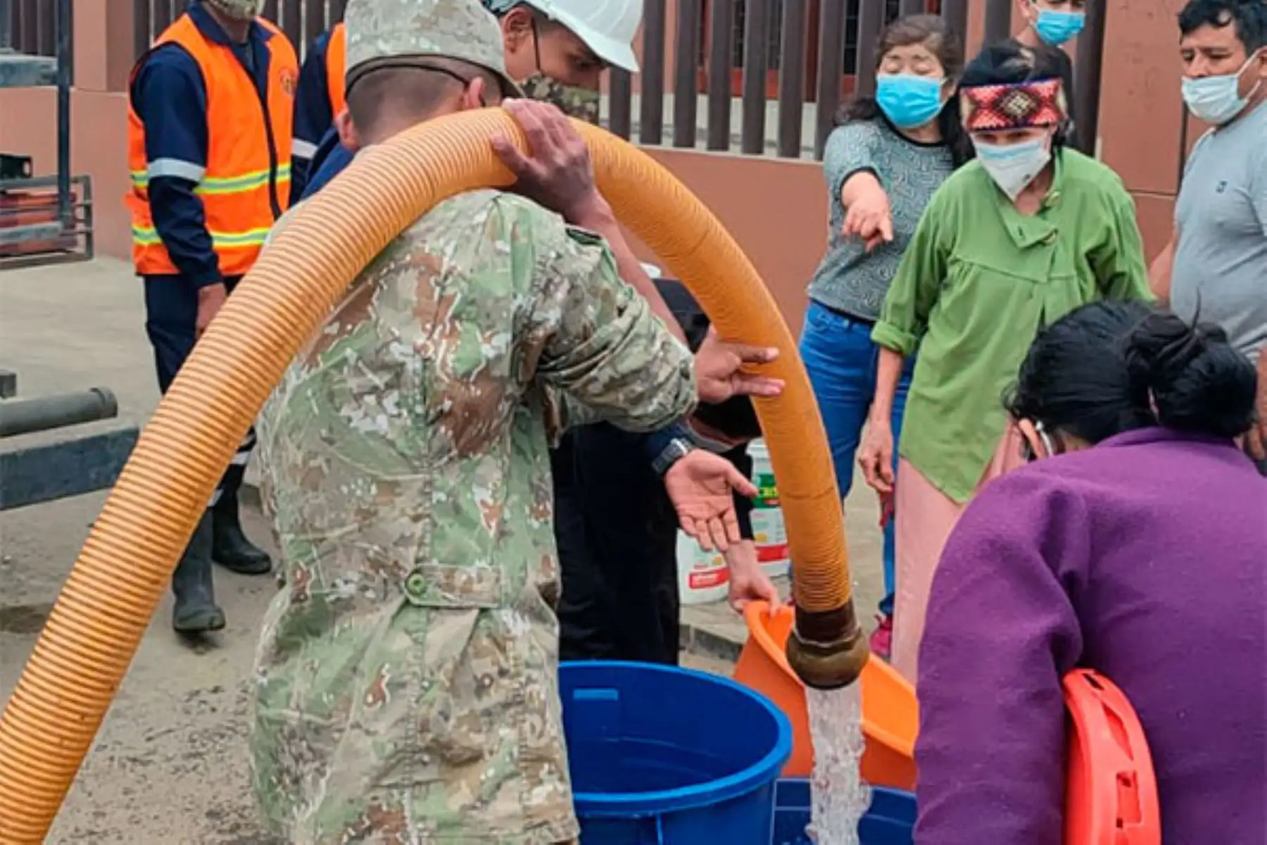 Esta mañana el Ejército trasladó tres camiones cisterna y la Marina de Guerra entregó agua envasada a Sedapal. Foto: ANDINA/Difusión