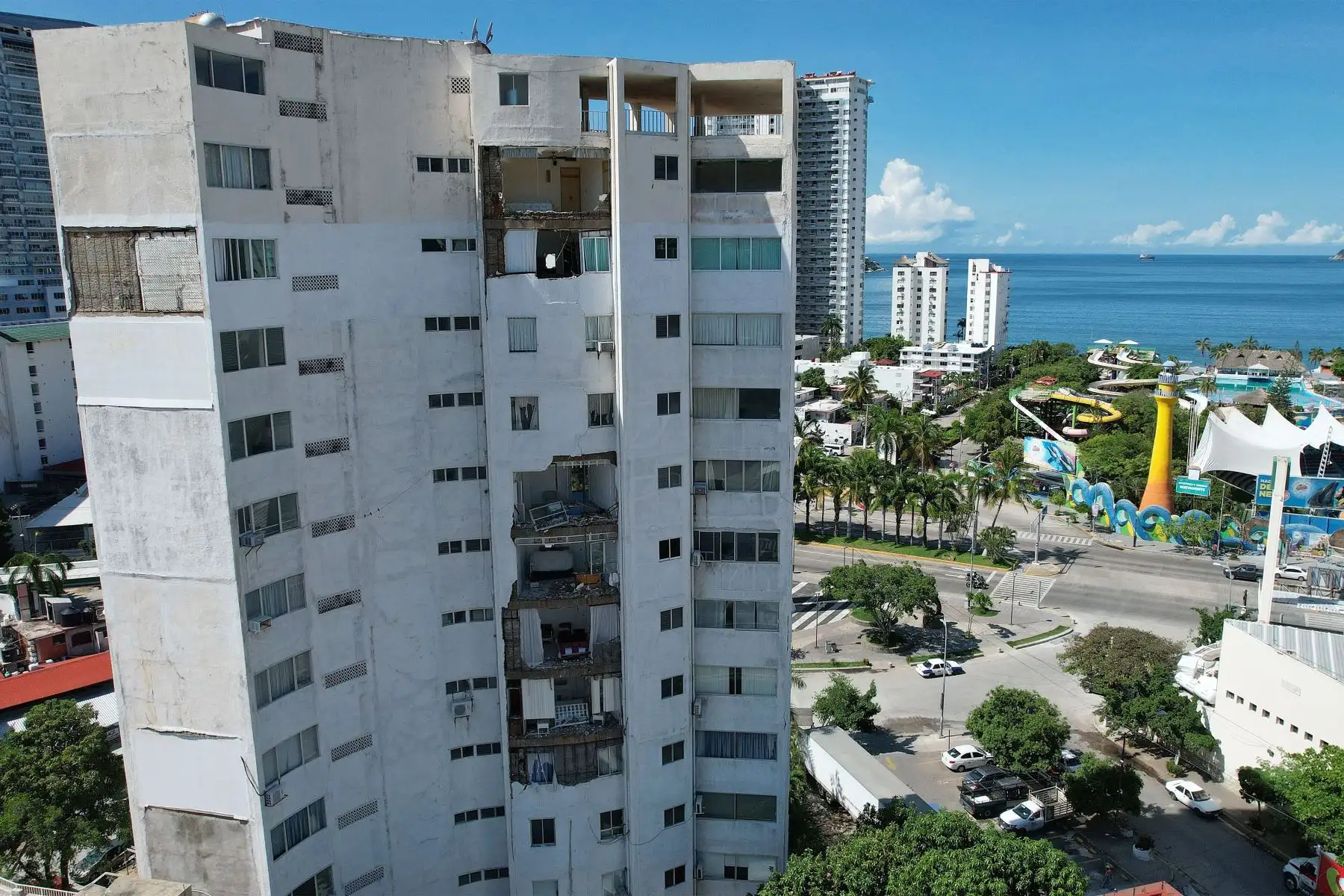 Fotografía tomada con dron que muestra un hotel afectado por el sismo, en el balneario de Acapulco en el estado de Guerrero, en México. 
Foto: EFE
