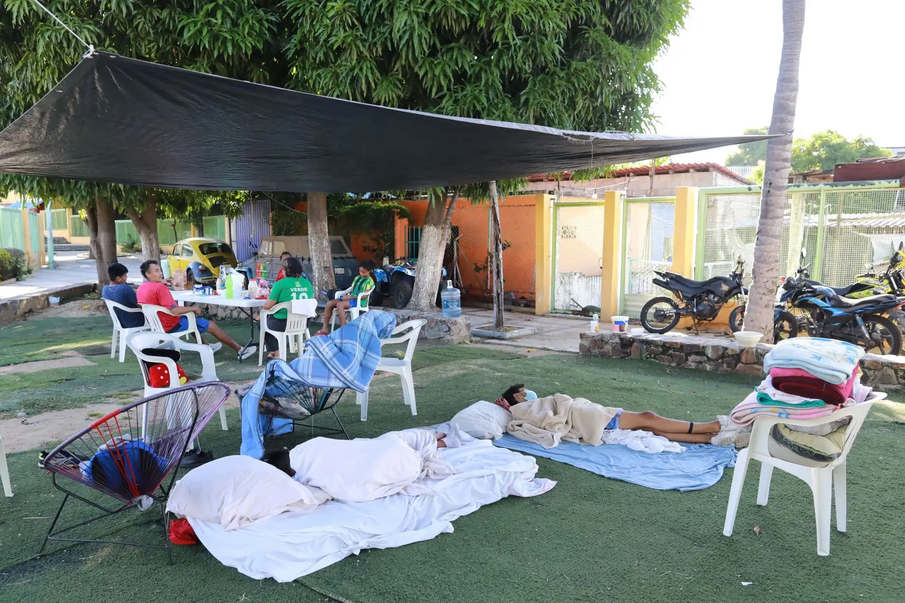 Turistas permanecen en las afueras de los hoteles, en el balneario de Acapulco en el estado de Guerrero, en  México.
Foto: EFE