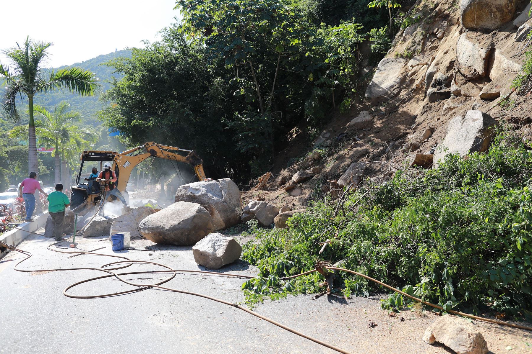 Personal de obras públicas retiró escombros del camino,en una de las zonas afectadas por el sismo en el balneario de Acapulco en el estado de Guerrero, en México.
Foto: EFE