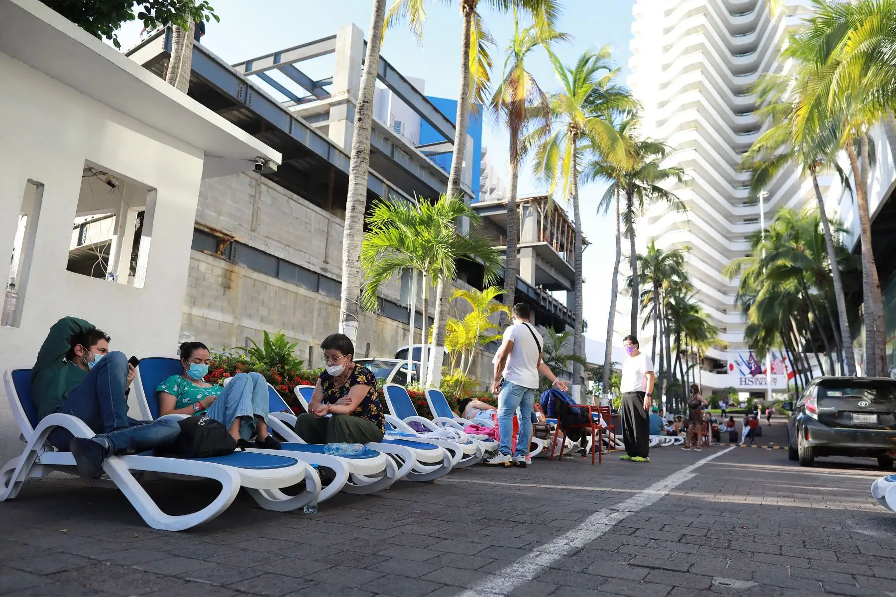Turistas permanecen en las afueras de los hoteles, en el balneario de Acapulco en el estado de Guerrero, en  México.
Foto: EFE