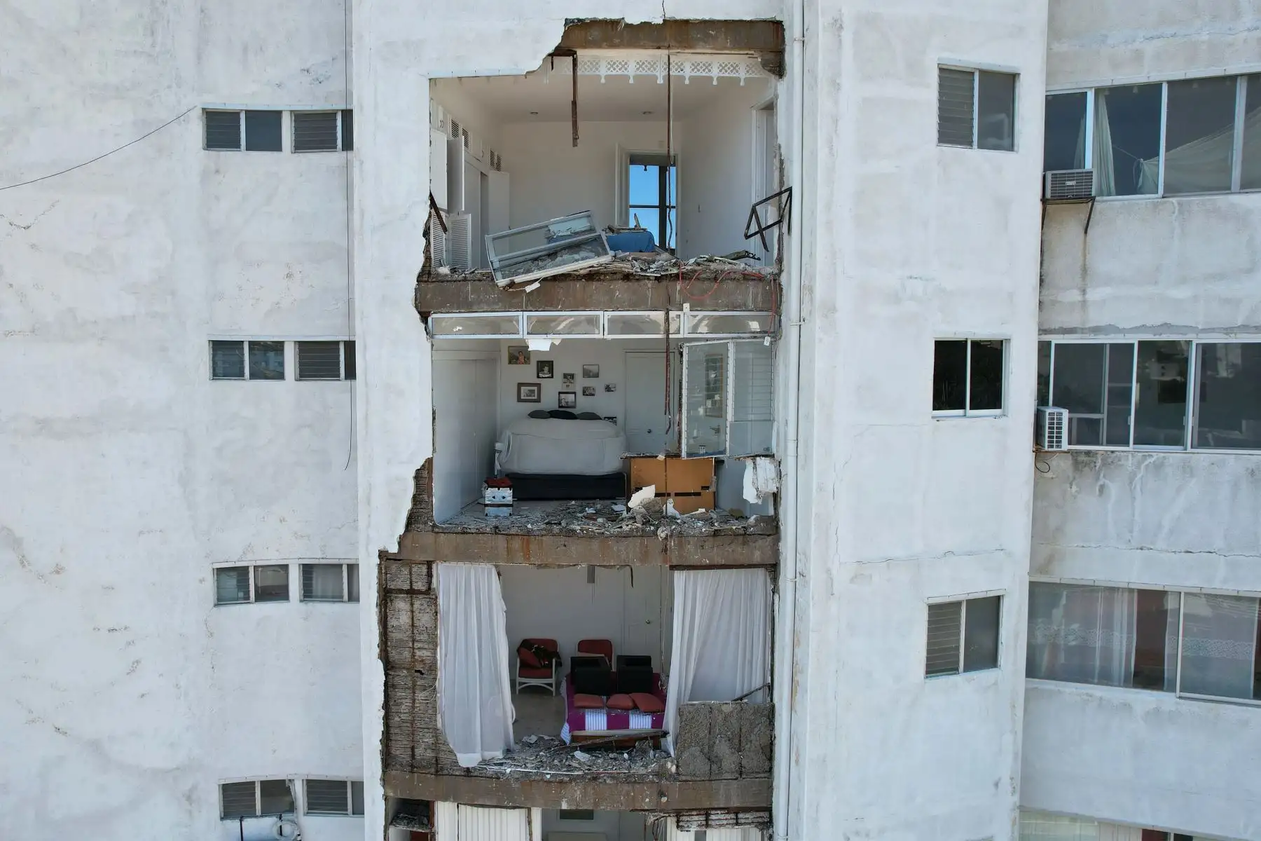 Fotografía tomada con dron que muestra un hotel afectado por el sismo, en el balneario de Acapulco en el estado de Guerrero, en México. 
Foto: EFE