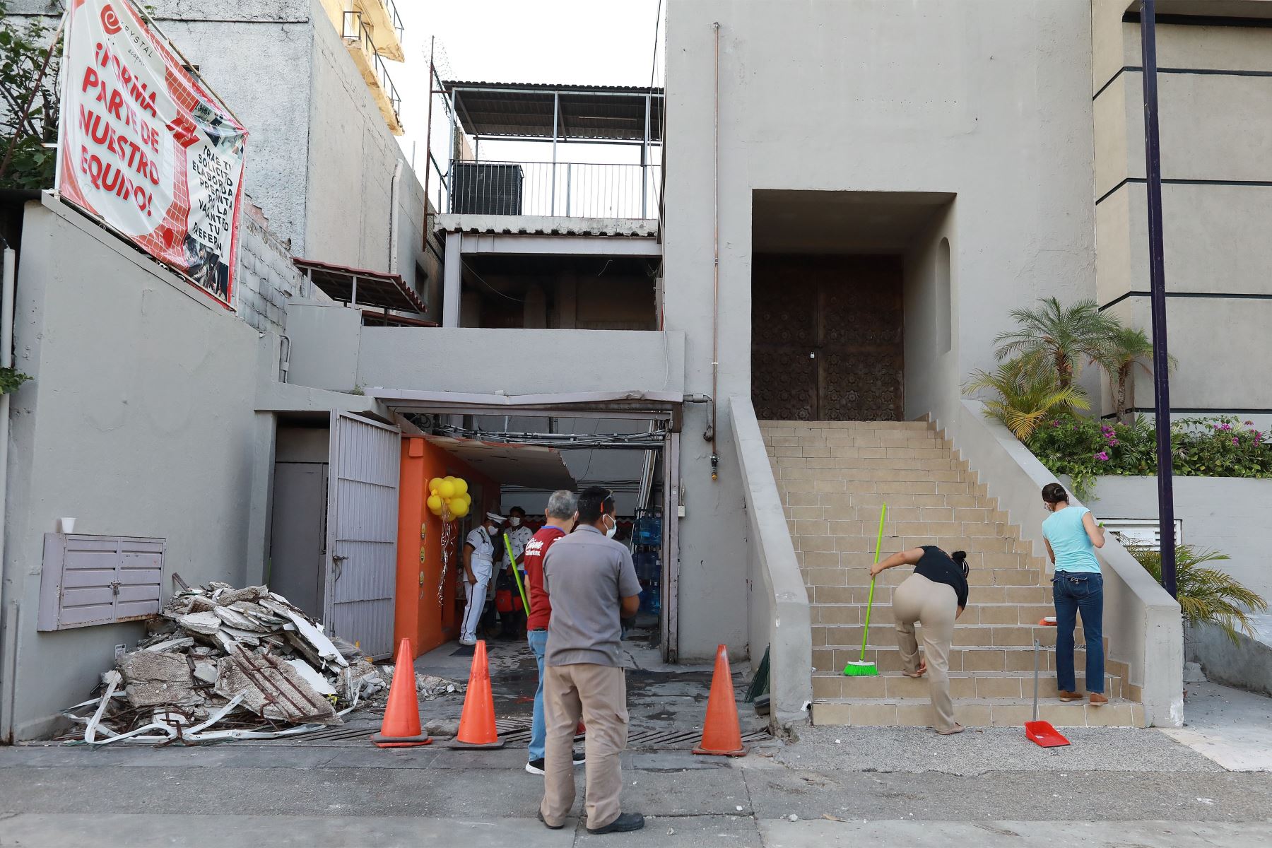 Personal de hoteles revisa daños ocasionados por el sismo, en el balneario de Acapulco en el estado de Guerrero, en México.
Foto: EFE