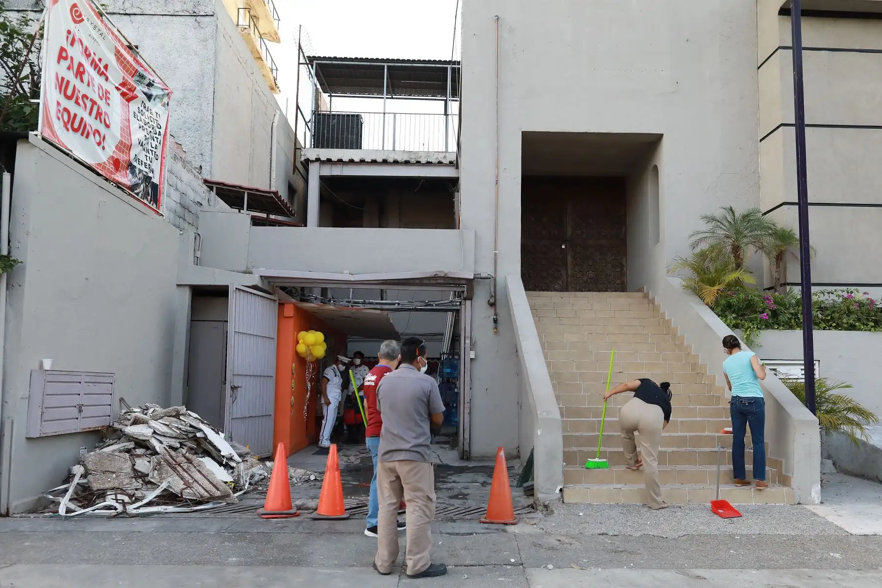 Personal de hoteles revisa daños ocasionados por el sismo, en el balneario de Acapulco en el estado de Guerrero, en México.
Foto: EFE