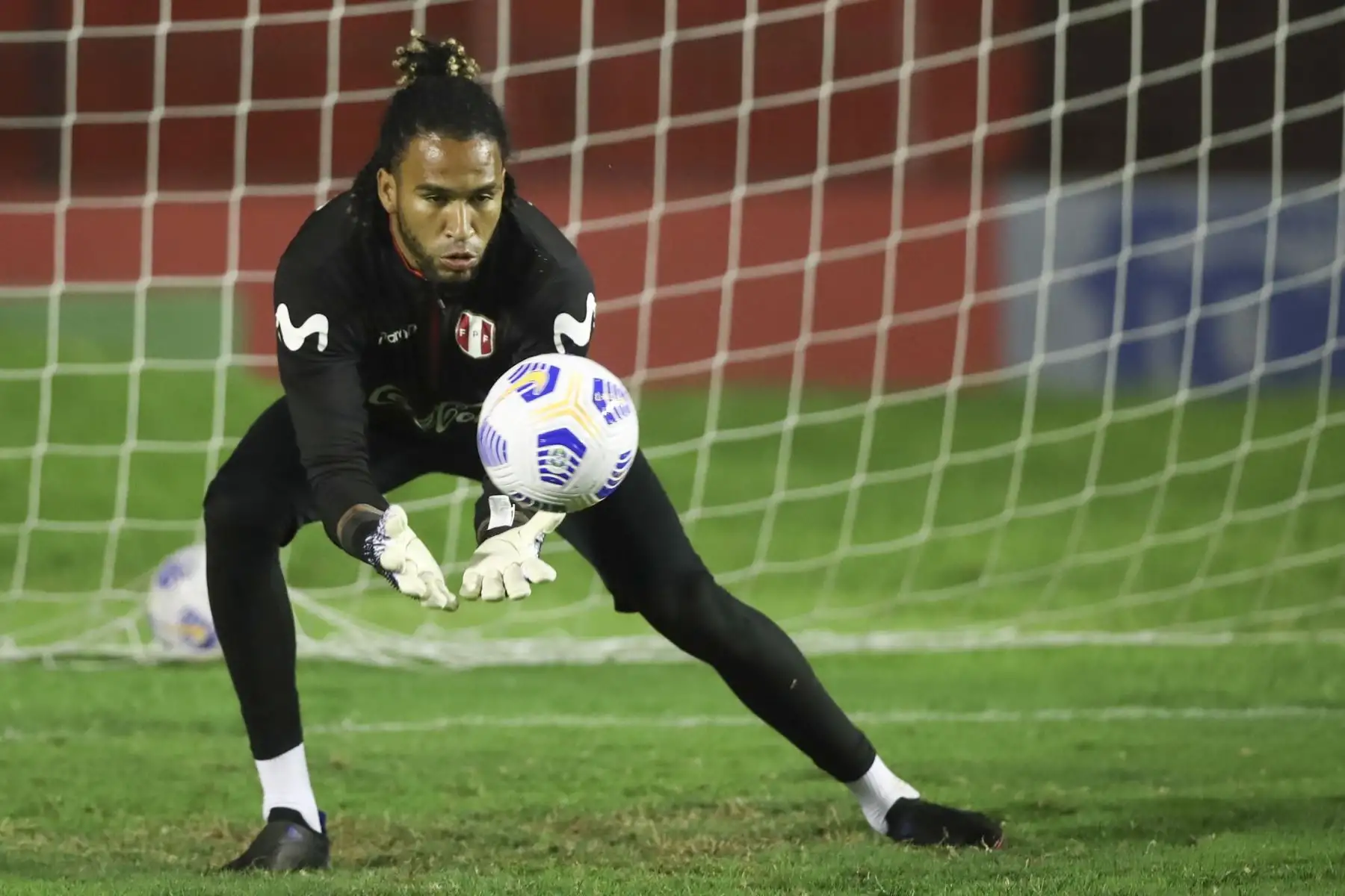 Pedro Gallese de la Selección peruana realiza sus entrenamientos en Recife a un día del encuentro frente a Brasil por las Eliminatorias Catar 2022. Foto: FPF