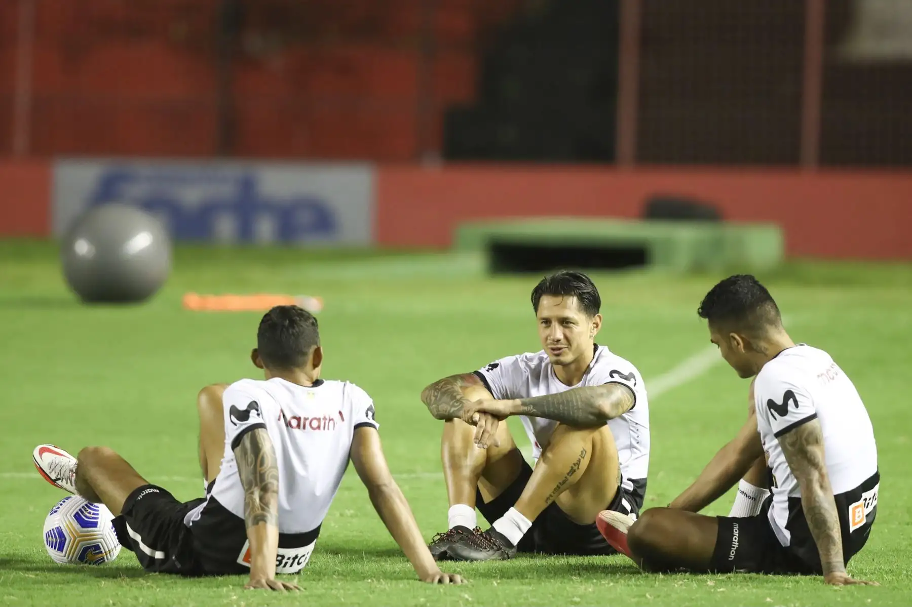 Gianluca Lapadula de la Selección peruana realiza sus entrenamientos en Recife previo a su encuentro contra Brasil por las Eliminatorias Catar 2022. Foto: FPF