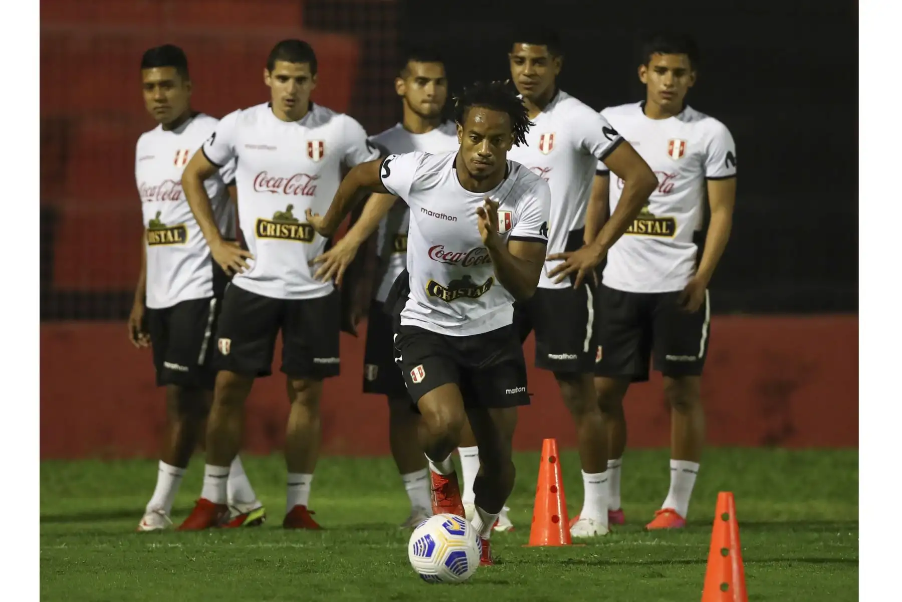 André Carrillo de la Selección peruana realiza sus entrenamientos en Recife previo a su encuentro contra Brasil, este jueves, por las Eliminatorias Catar 2022. Foto: FPF