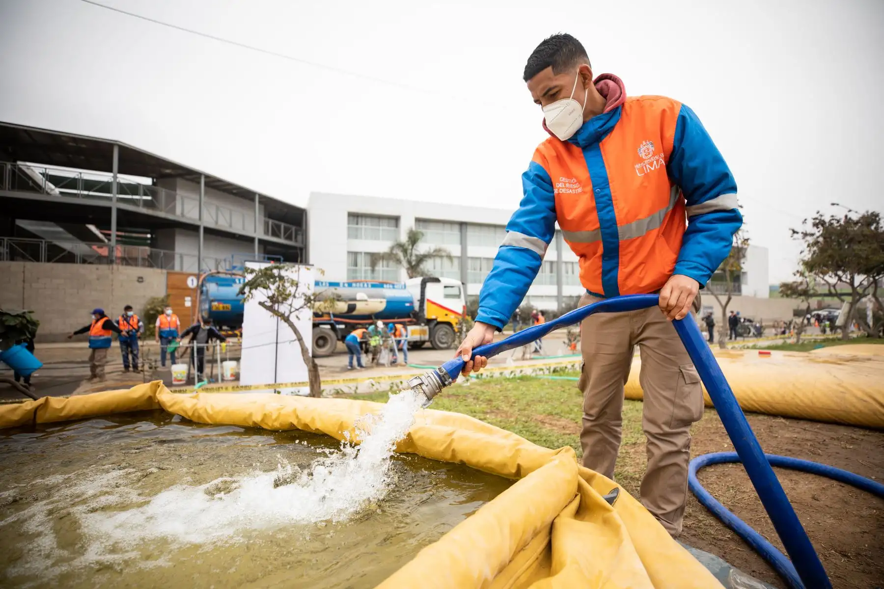 La Municipalidad de Lima apoyó con 20 mil galones de agua potable en cisternas a vecinos de SJL que no cuentan con el suministro por obras de Sedapal. Foto: MML