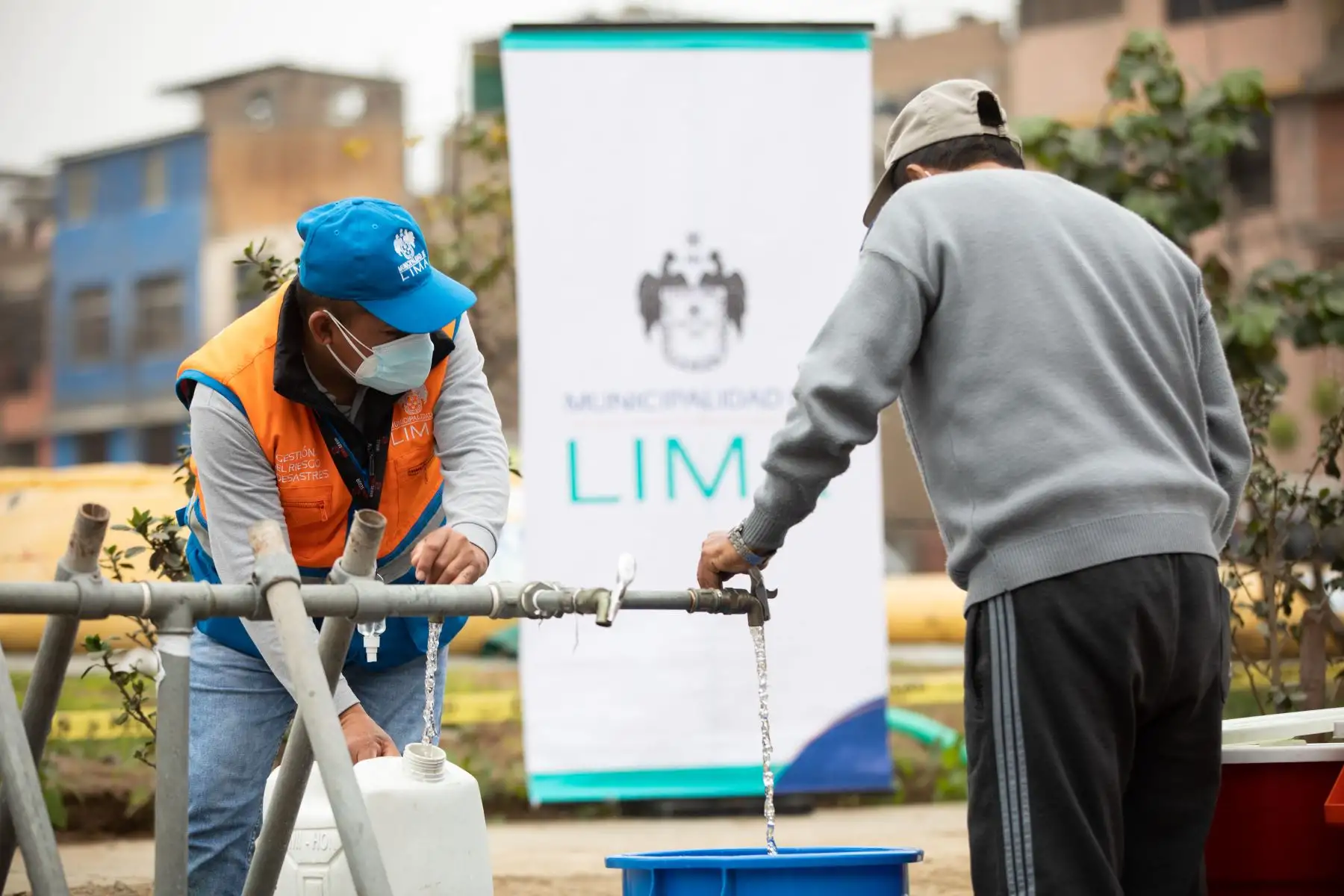 La Municipalidad de Lima apoyó con 20 mil galones de agua potable en cisternas a vecinos de SJL que no cuentan con el suministro por obras de Sedapal. Foto: MML