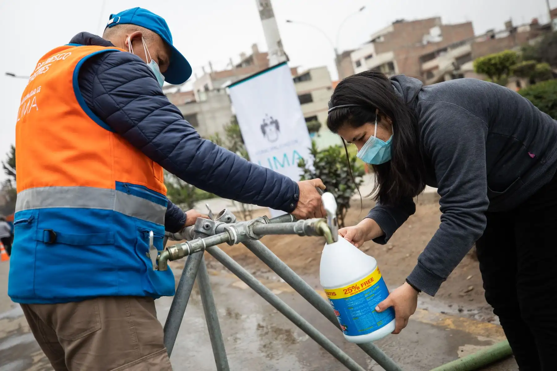 La Municipalidad de Lima apoyó con 20 mil galones de agua potable en cisternas a vecinos de SJL que no cuentan con el suministro por obras de Sedapal. Foto: MML