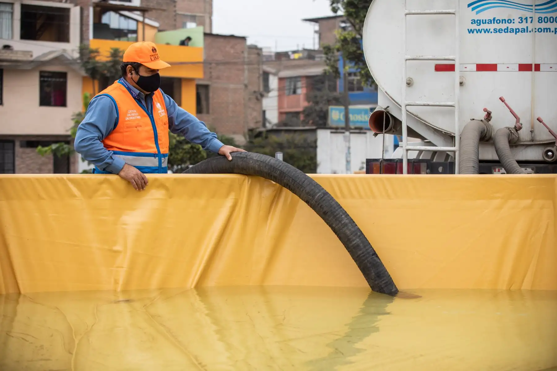 La Municipalidad de Lima apoyó con 20 mil galones de agua potable en cisternas a vecinos de SJL que no cuentan con el suministro por obras de Sedapal. Foto: MML