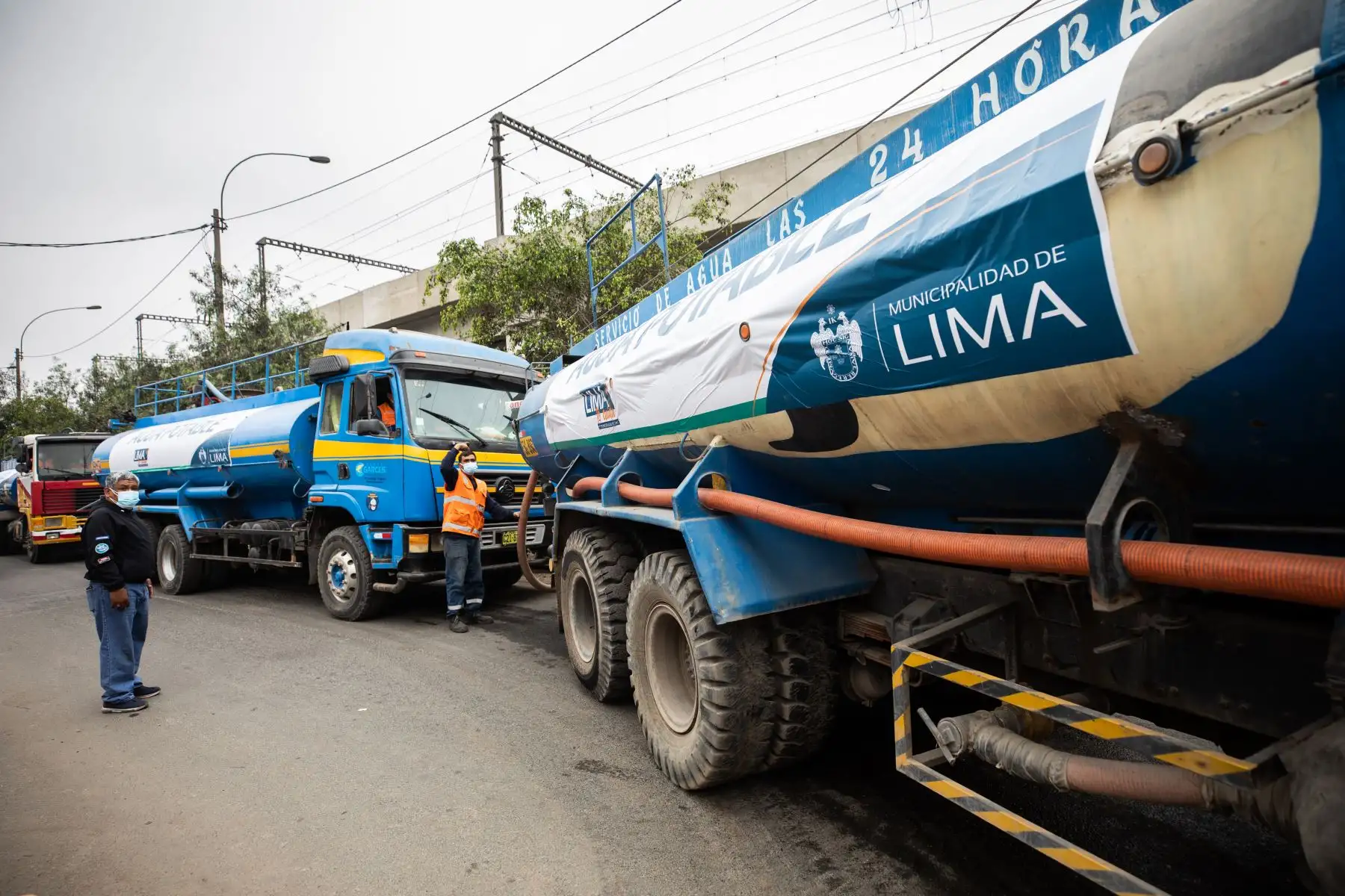 La Municipalidad de Lima apoyó con 20 mil galones de agua potable en cisternas a vecinos de SJL que no cuentan con el suministro por obras de Sedapal. Foto: MML