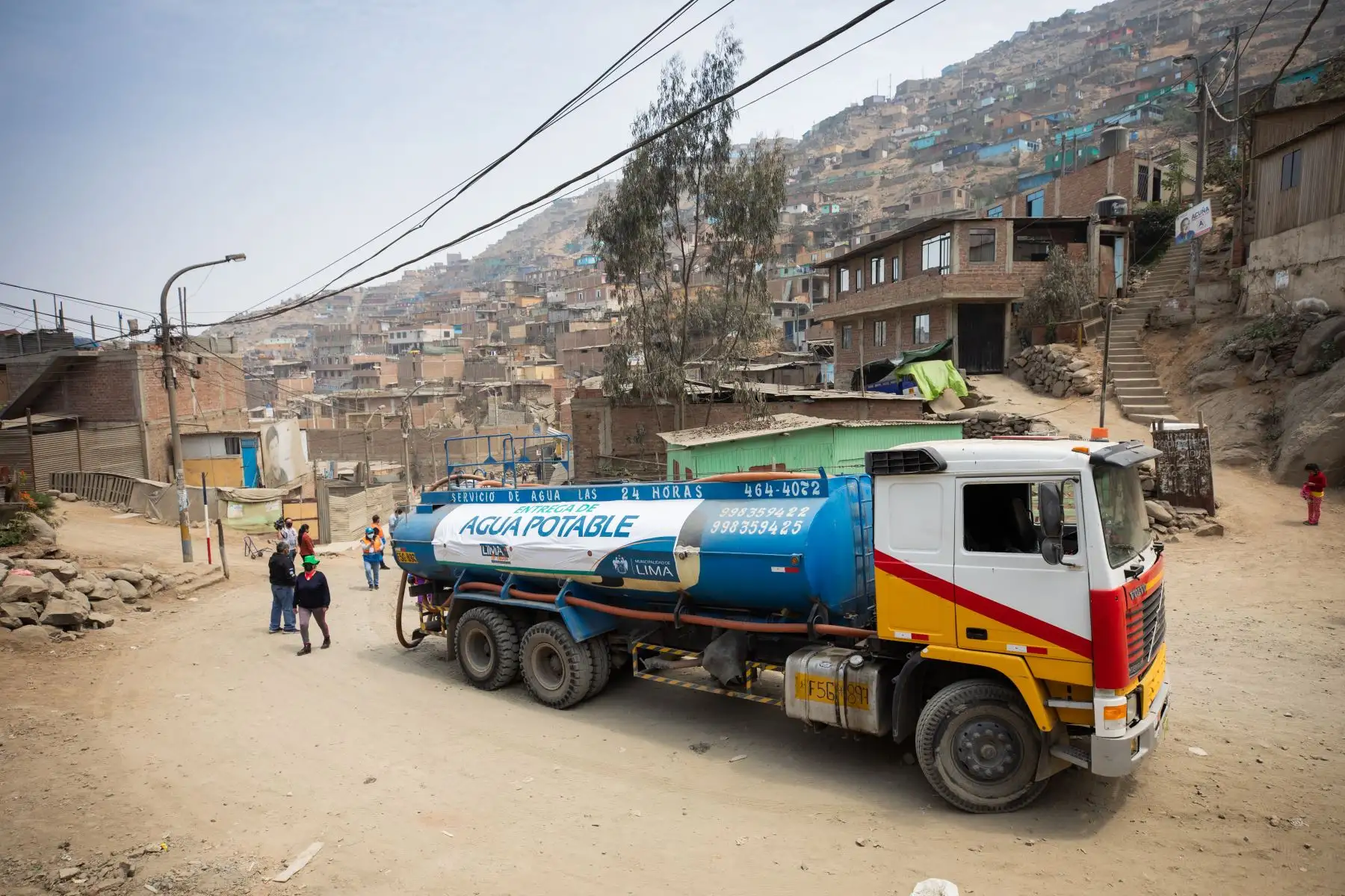 La Municipalidad de Lima apoyó con 20 mil galones de agua potable en cisternas a vecinos de SJL que no cuentan con el suministro por obras de Sedapal. Foto: MML