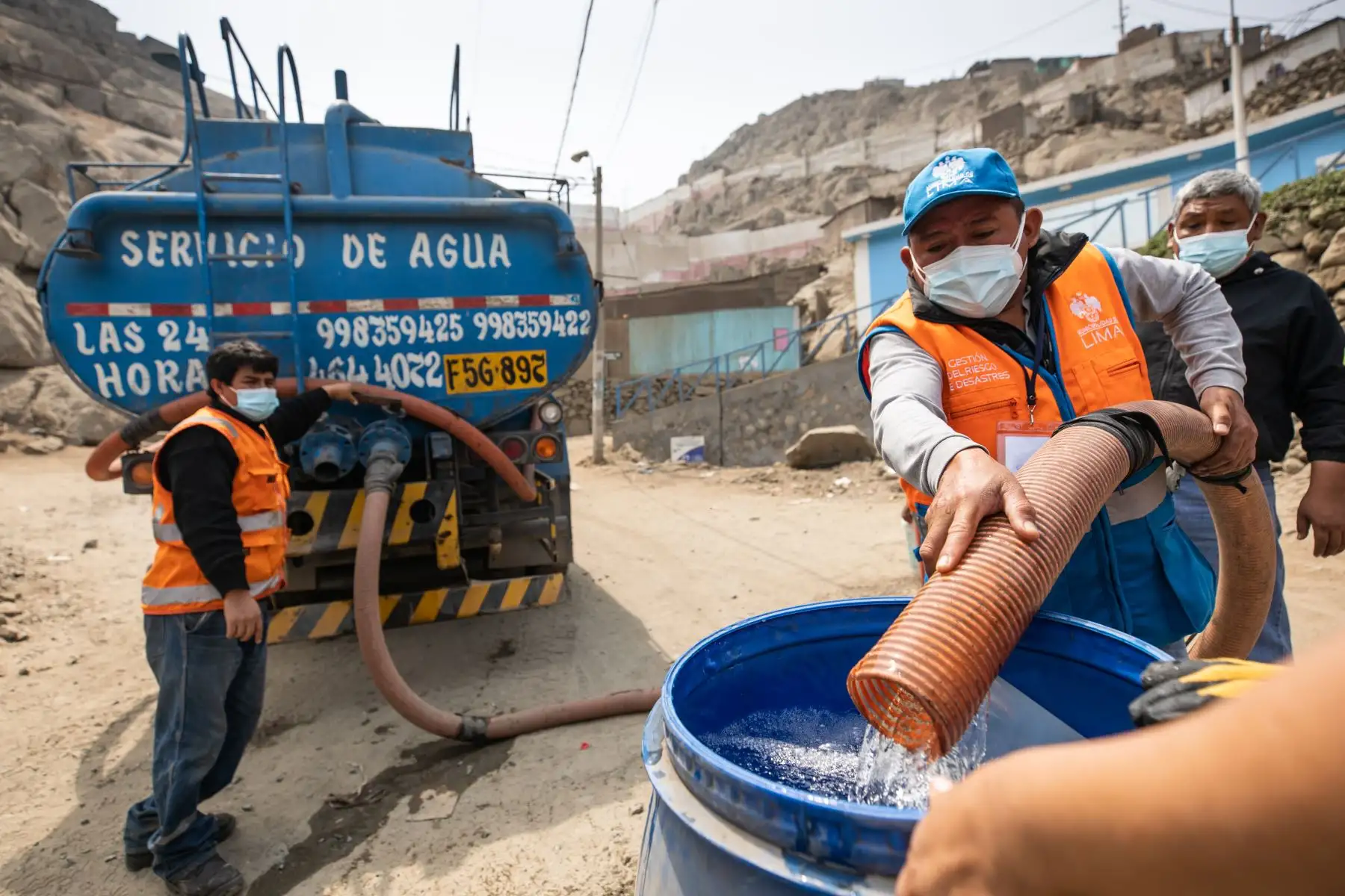 La Municipalidad de Lima apoyó con 20 mil galones de agua potable en cisternas a vecinos de SJL que no cuentan con el suministro por obras de Sedapal. Foto: MML
