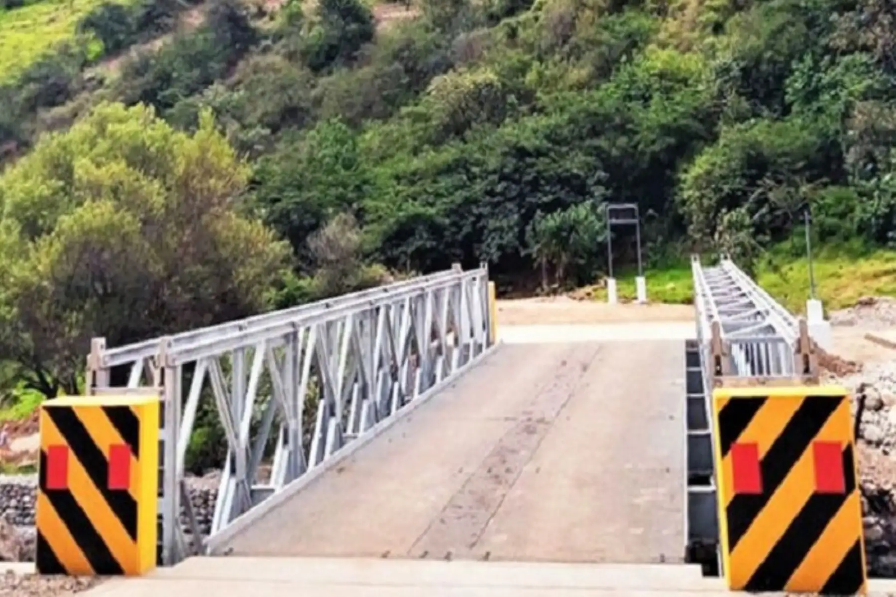 Como parte de las intervenciones del Plan Integral de Reconstrucción con Cambios, Provías Descentralizado programó la instalación de 93 puentes modulares en 10 regiones. A la fecha, se culminó la instalación de 92 puentes.