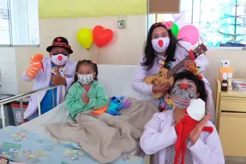 INSN–Breña: clowns hospitalarios brindan risoterapia a niños con fibrosis quística. Foto: ANDINA/Difusión.