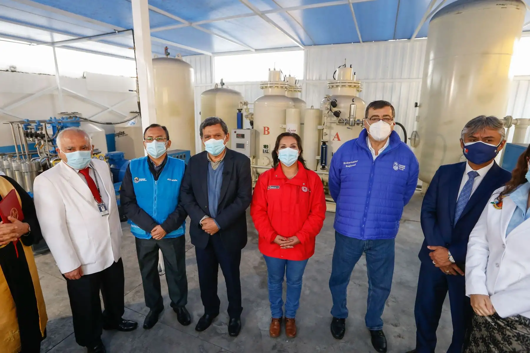 La ministra de Desarrollo e Inclusión Social, Dina Boluarte, junto al ministro de salud Hernando Cevallos y el gobernador regional del Callao, Dante Mandriotti, participan en la inauguración de la planta de oxígeno medicinal en el Hospital de San José del Callao. Foto: ANDINA/MINSA