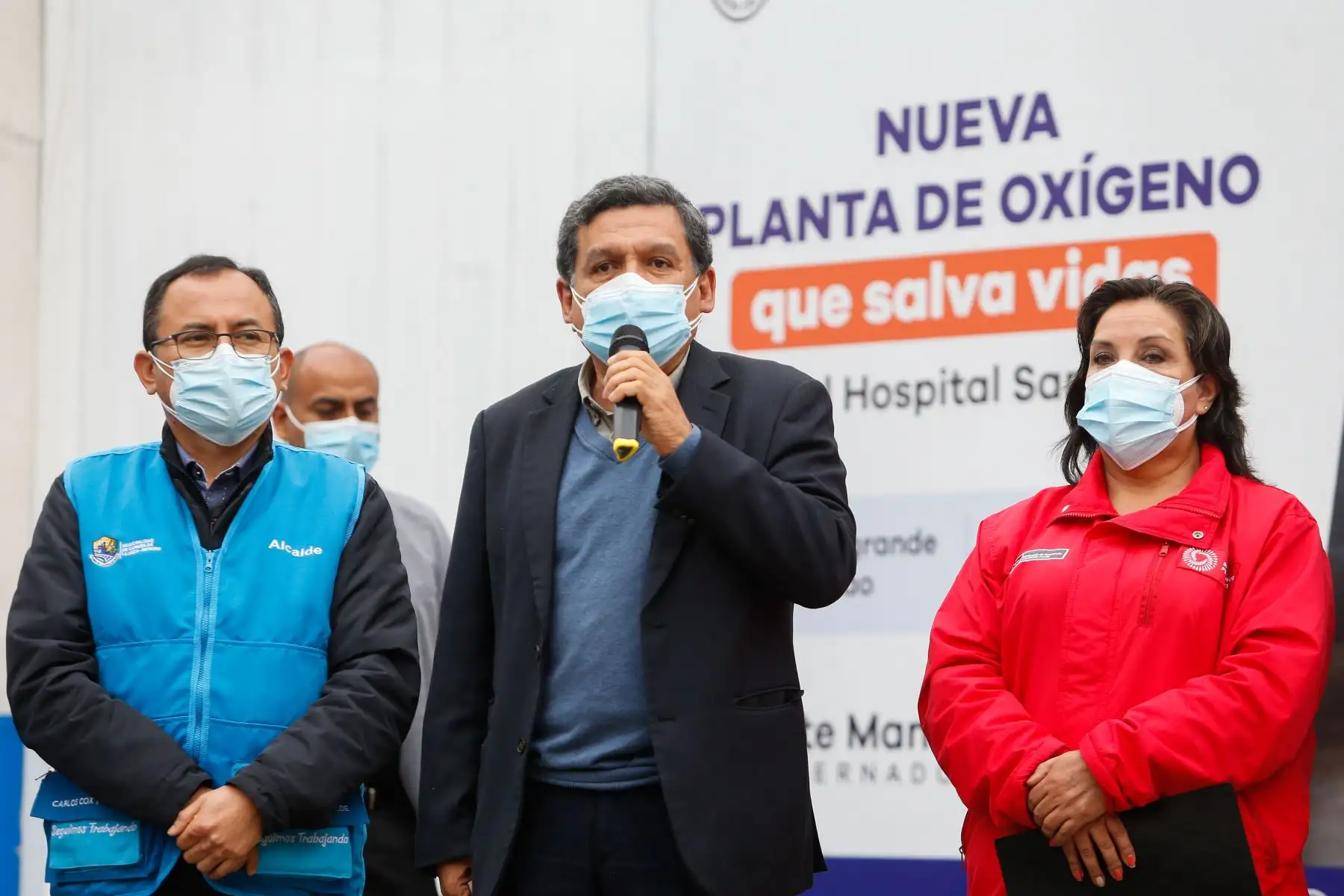 La ministra de Desarrollo e Inclusión Social, Dina Boluarte, junto al ministro de salud Hernando Cevallos y el gobernador regional del Callao, Dante Mandriotti, participan en la inauguración de la planta de oxígeno medicinal en el Hospital de San José del Callao. Foto: ANDINA/MINSA