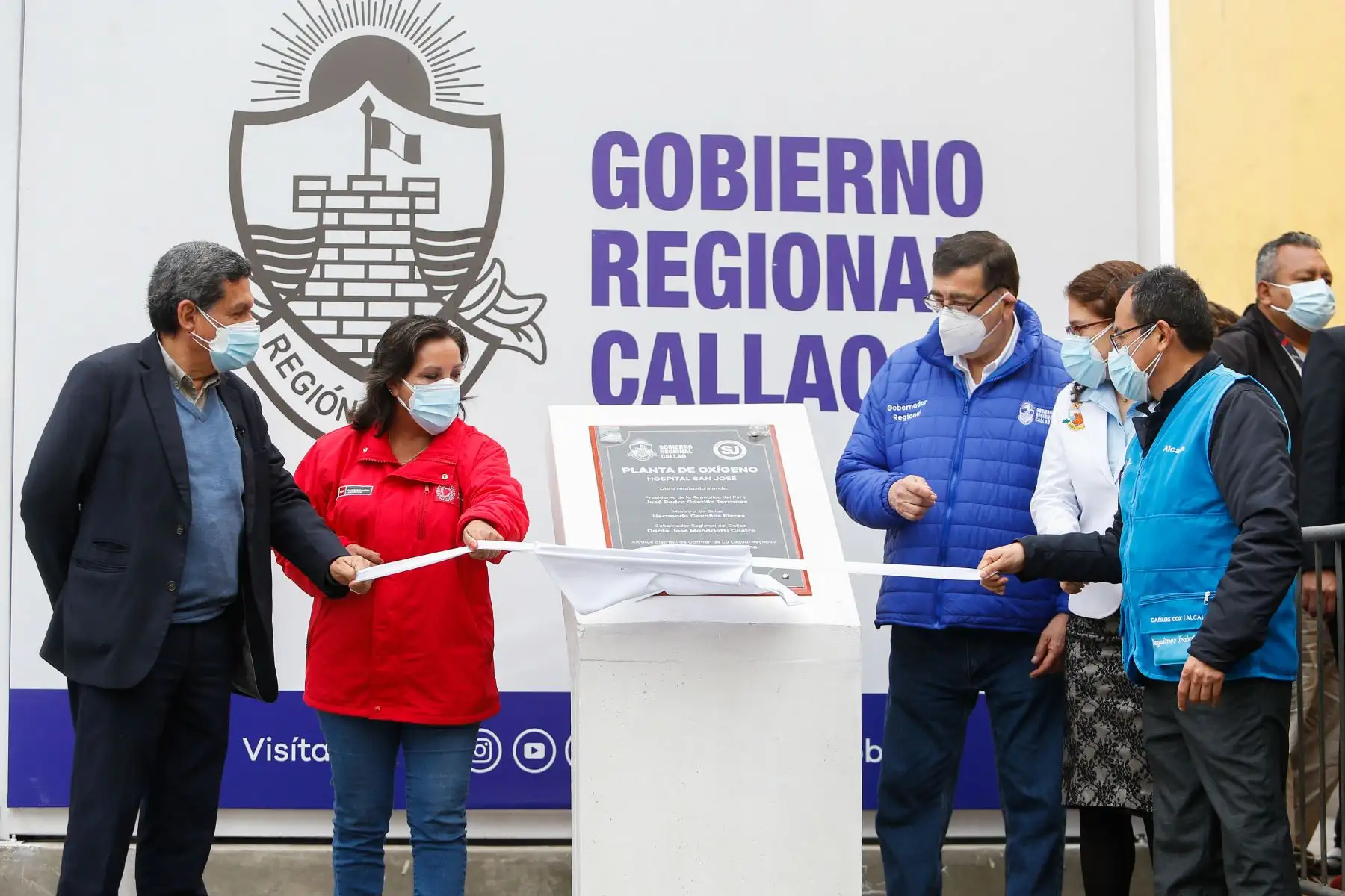 La ministra de Desarrollo e Inclusión Social, Dina Boluarte, junto al ministro de salud Hernando Cevallos y el gobernador regional del Callao, Dante Mandriotti, participan en la inauguración de la planta de oxígeno medicinal en el Hospital de San José del Callao. Foto: ANDINA/MINSA