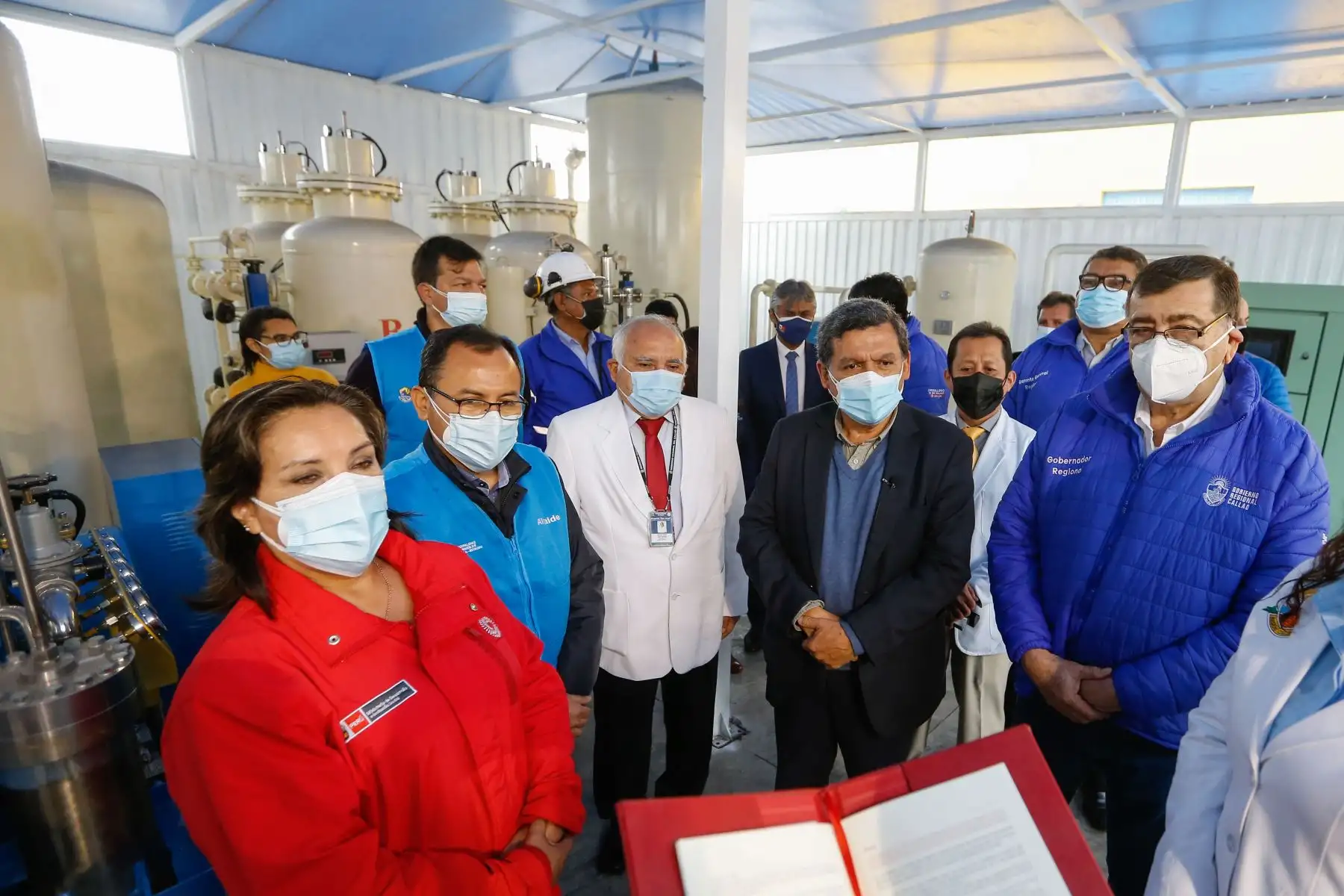 La ministra de Desarrollo e Inclusión Social, Dina Boluarte, junto al ministro de salud Hernando Cevallos y el gobernador regional del Callao, Dante Mandriotti, participan en la inauguración de la planta de oxígeno medicinal en el Hospital de San José del Callao. Foto: ANDINA/MINSA