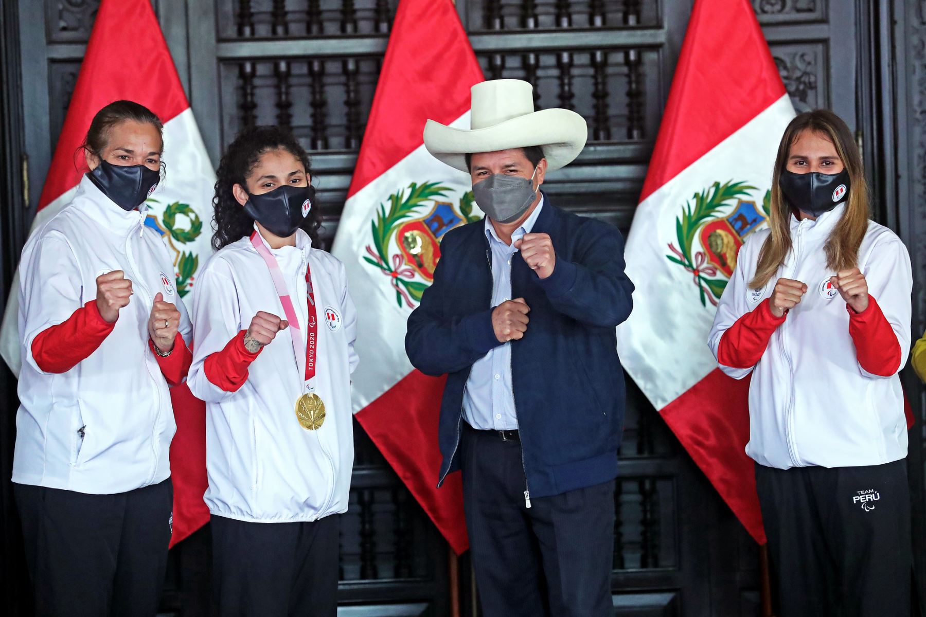 El Presidente de la República, Pedro Castillo, participó en la ceremonia de reconocimiento y premiación de la paradeportista Angélica Espinoza, medallista de oro en la disciplina de taekwondo, en los Juegos Paralímpicos de Tokio. Foto: Prensa Presidencia