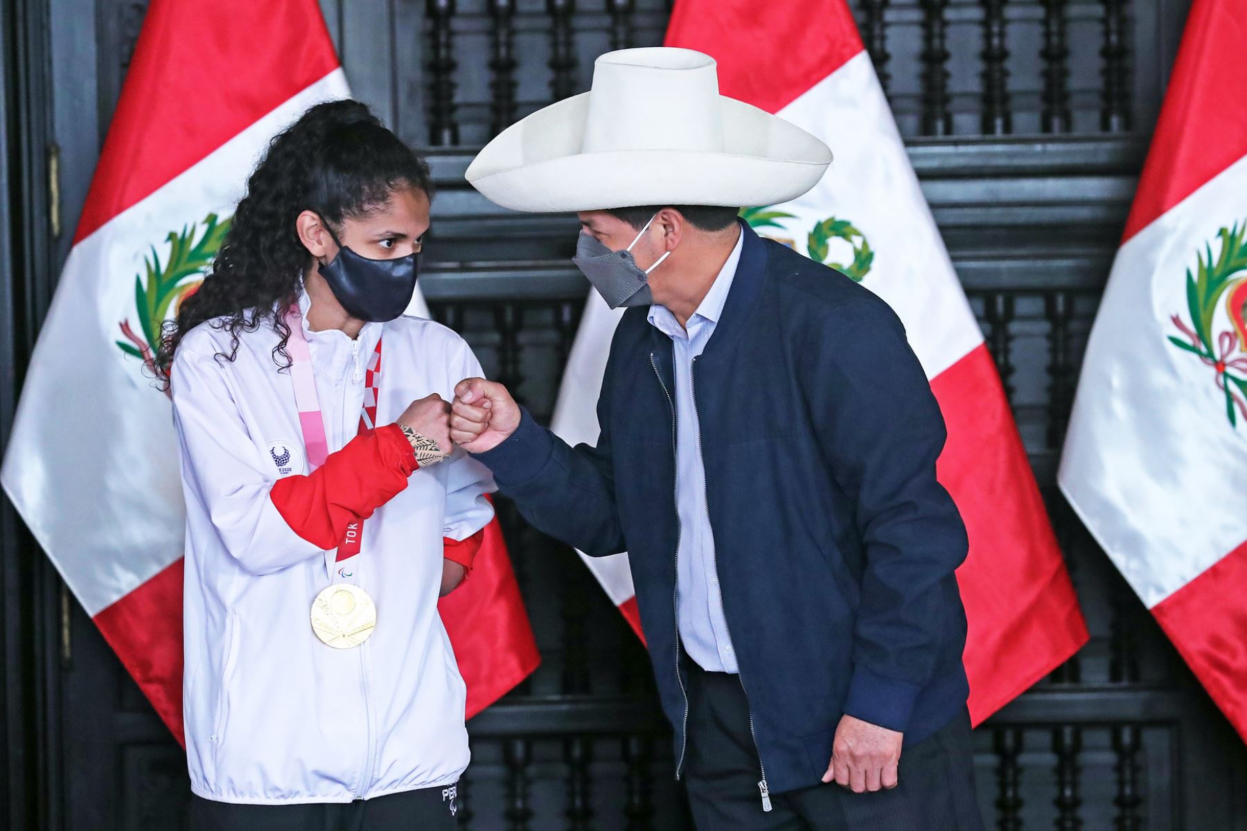 El Presidente de la República, Pedro Castillo, participó en la ceremonia de reconocimiento y premiación de la paradeportista Angélica Espinoza, medallista de oro en la disciplina de taekwondo, en los Juegos Paralímpicos de Tokio. Foto: Prensa Presidencia