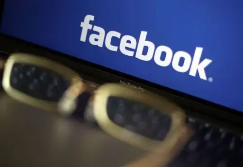 Se pueden tomar fotografías y videos con comandos de voz del usuario, mientras que los armazones se pueden conectar de forma inalámbrica a la plataforma de Facebook a través de una aplicación.(Foto: AFP)