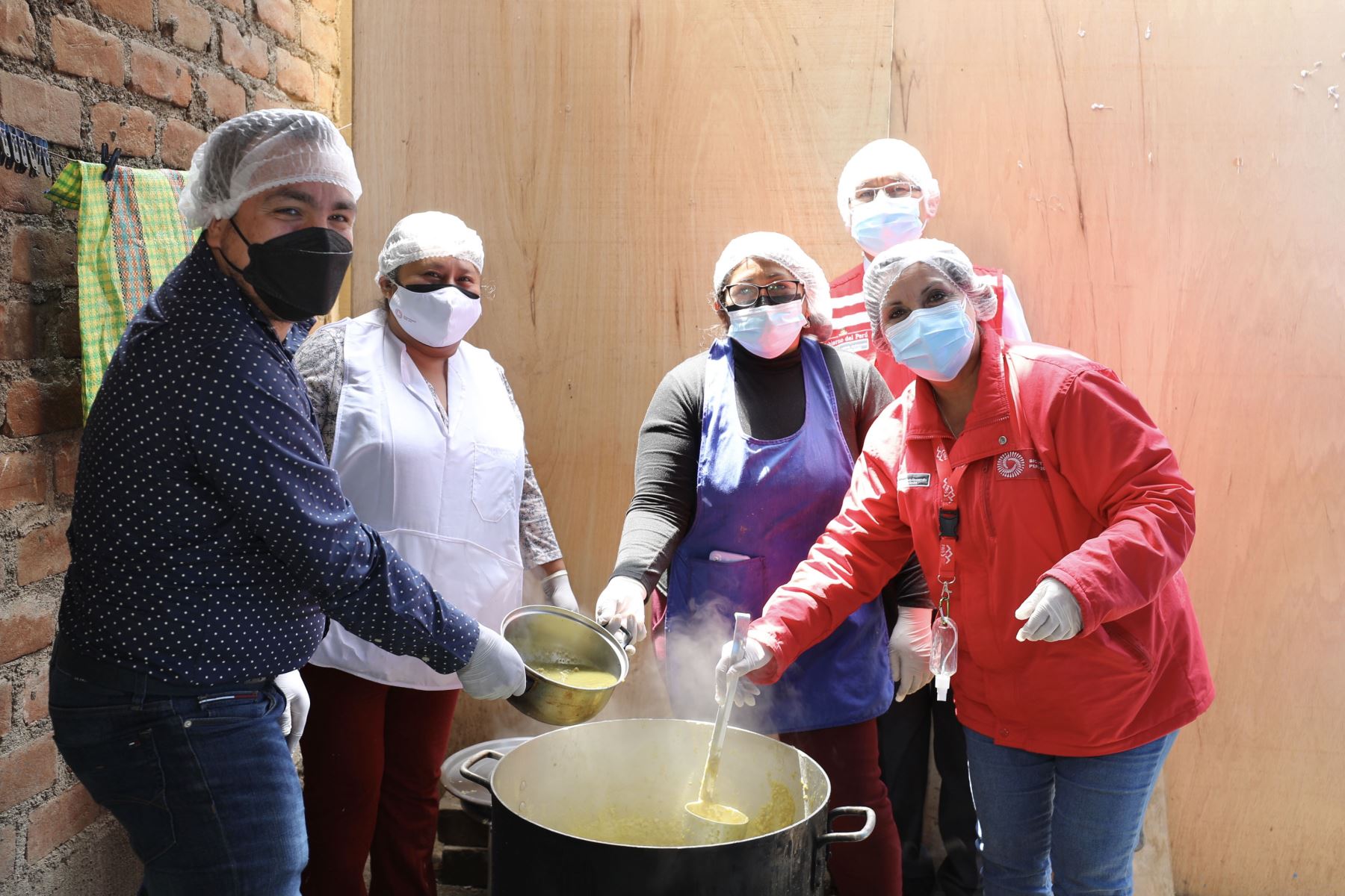 Ministra Dina Boluarte (a la derecha) entregó hoy alimentos del programa Qali Warma en Ventanilla y Comas. Foto: ANDINA/difusión.