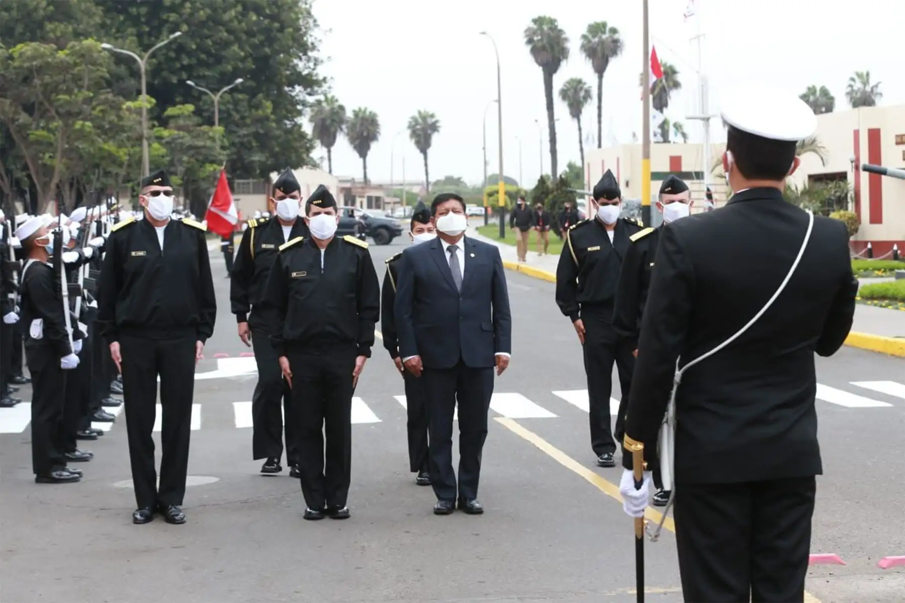 El ministro de Defensa, Walter Ayala, visita el Centro de Operaciones del 
SIMA, en la Base Naval del Callao, con el objetivo de supervisar los proyectos en ejecución que tendrán un importante impacto en el mercado laboral y la dinamización de la economía.
Foto: Mindef
