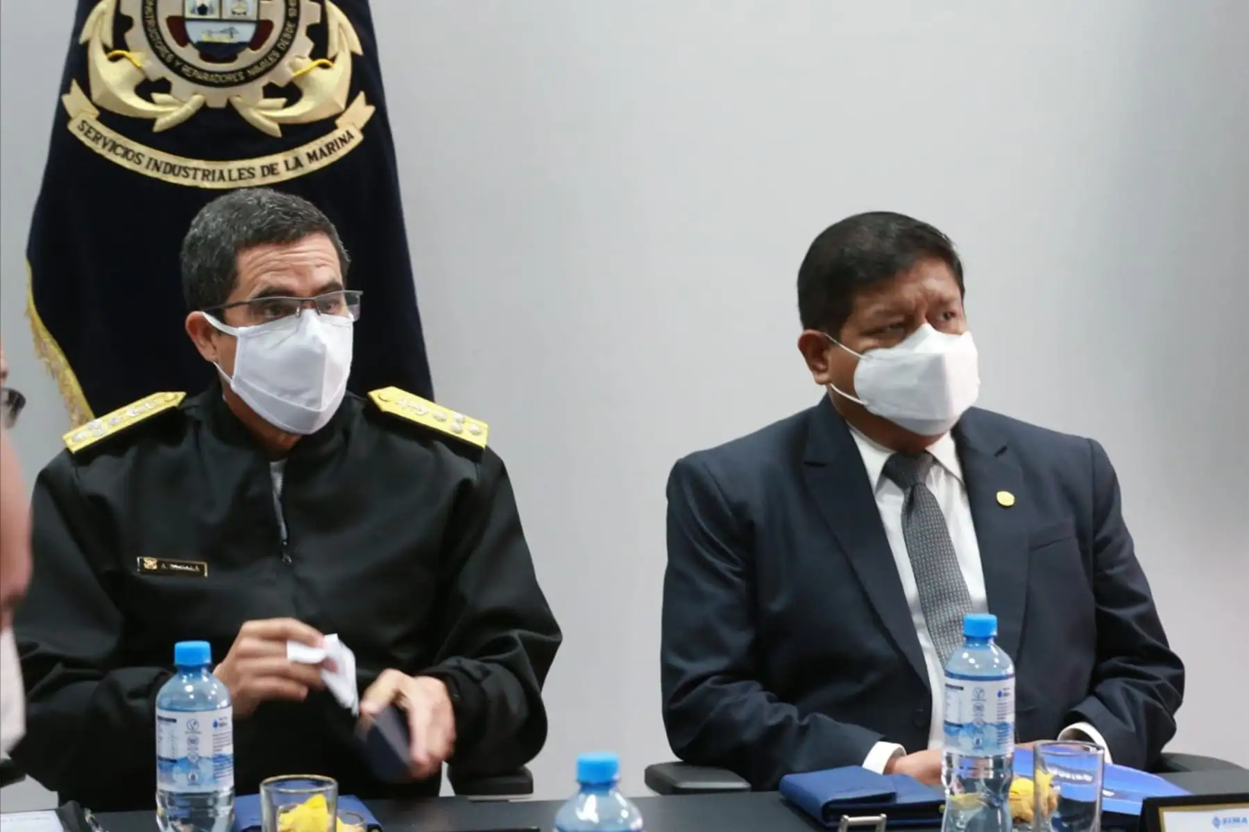 El ministro de Defensa, Walter Ayala, visita el Centro de Operaciones del 
SIMA, en la Base Naval del Callao, con el objetivo de supervisar los proyectos en ejecución que tendrán un importante impacto en el mercado laboral y la dinamización de la economía.
Foto: Mindef