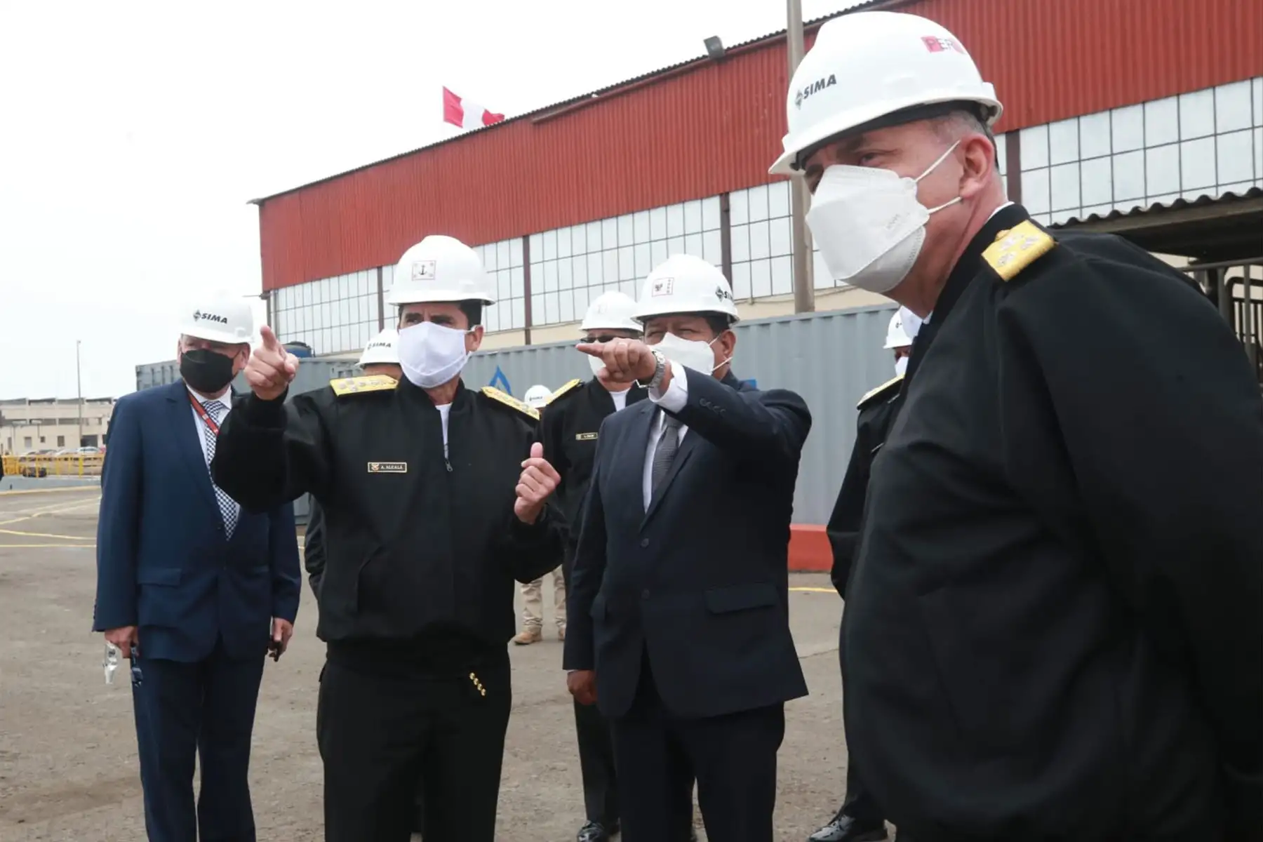 El ministro de Defensa, Walter Ayala, visita el Centro de Operaciones del SIMA, donde recorrió las instalaciones acompañado del Comandante General de la Naval, Almirante Alberto Alcalá; el director ejecutivo del SIMA, Contralmirante Gian Marco Chiapperini; y los viceministros de Defensa, Manuel Mesones y José Boggiano.
Foto: Mindef