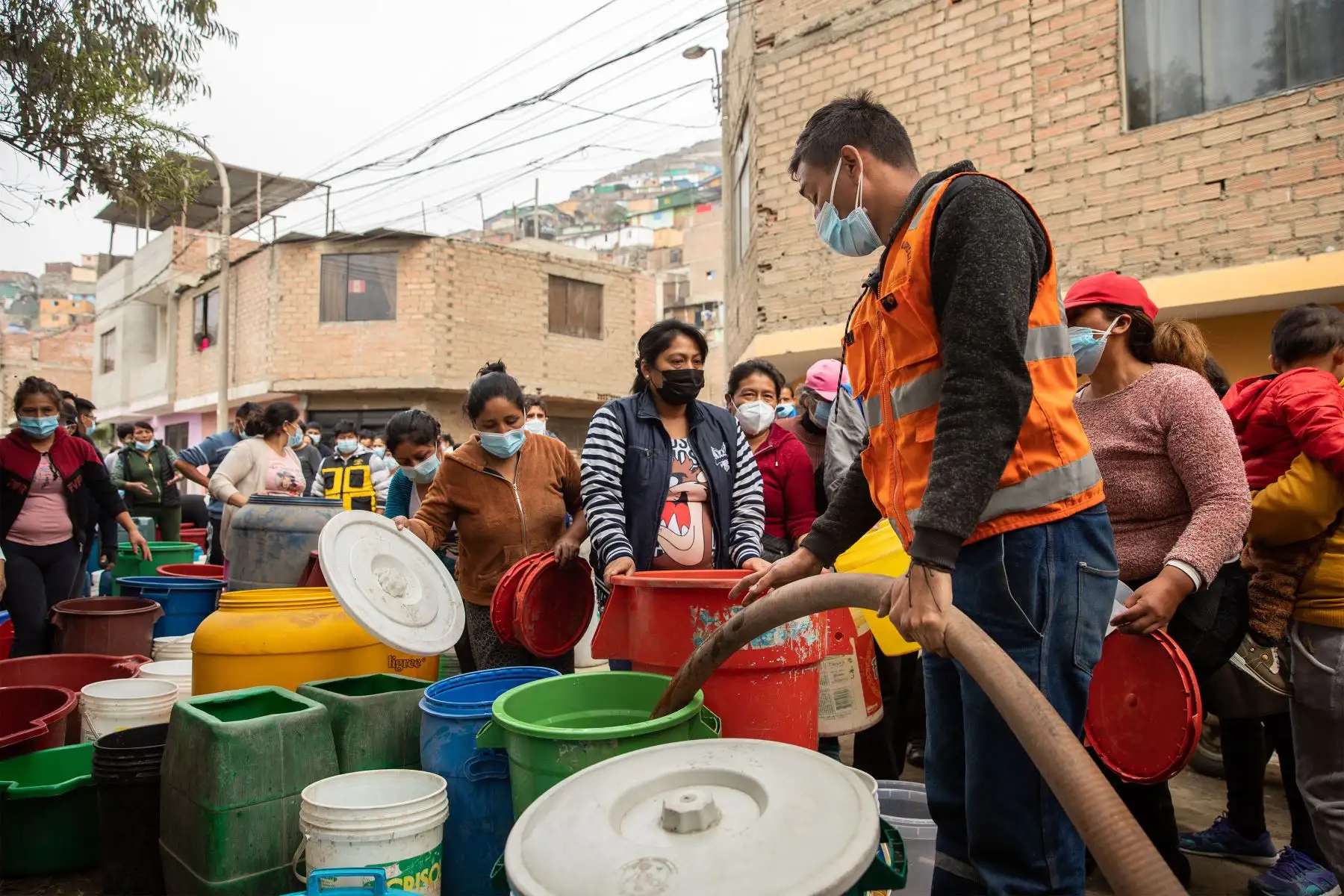 Municipalidad Metropolitana de Lima  apoya con abastecimiento de agua en el distrito de San Juan de Lurigancho.
Foto: MML