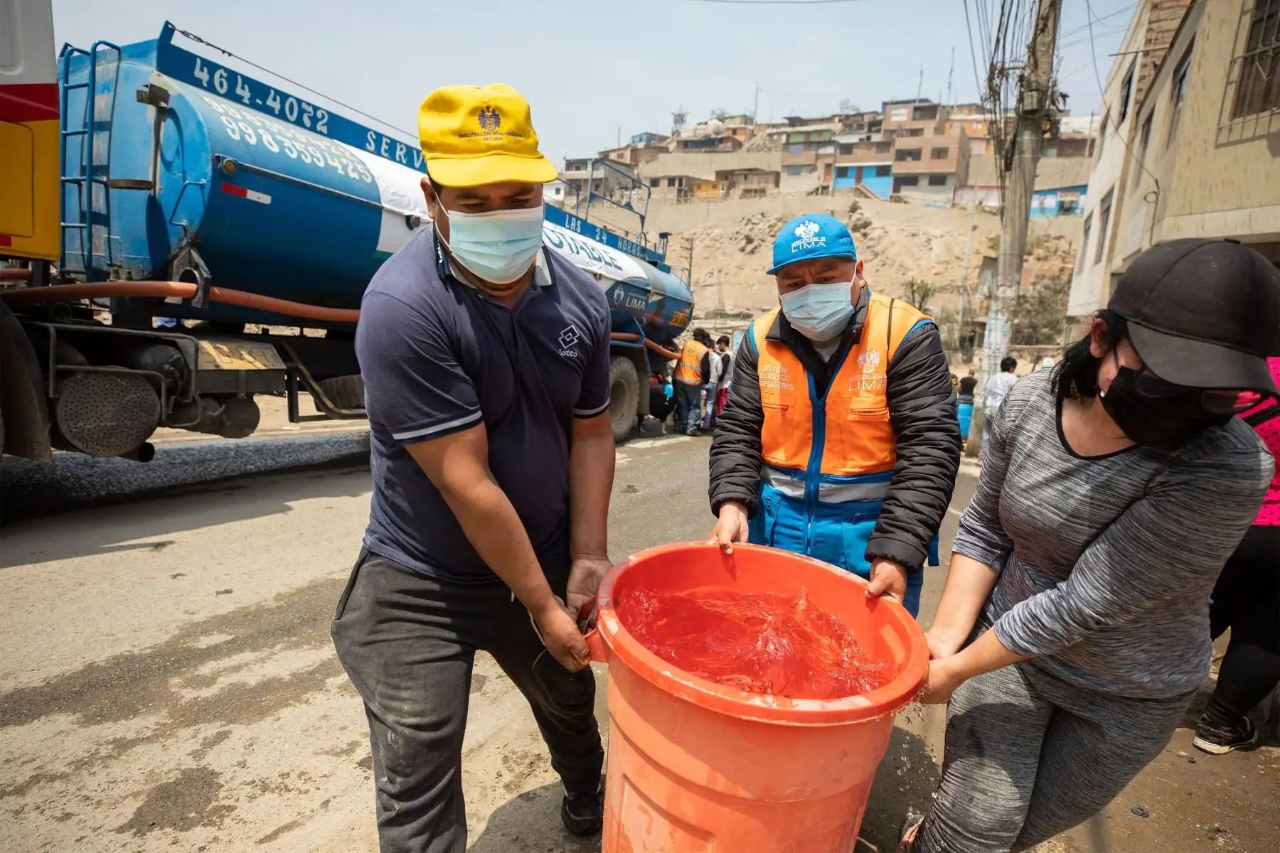 Municipalidad Metropolitana de Lima  apoya con abastecimiento de agua en el distrito de San Juan de Lurigancho.
Foto: MML