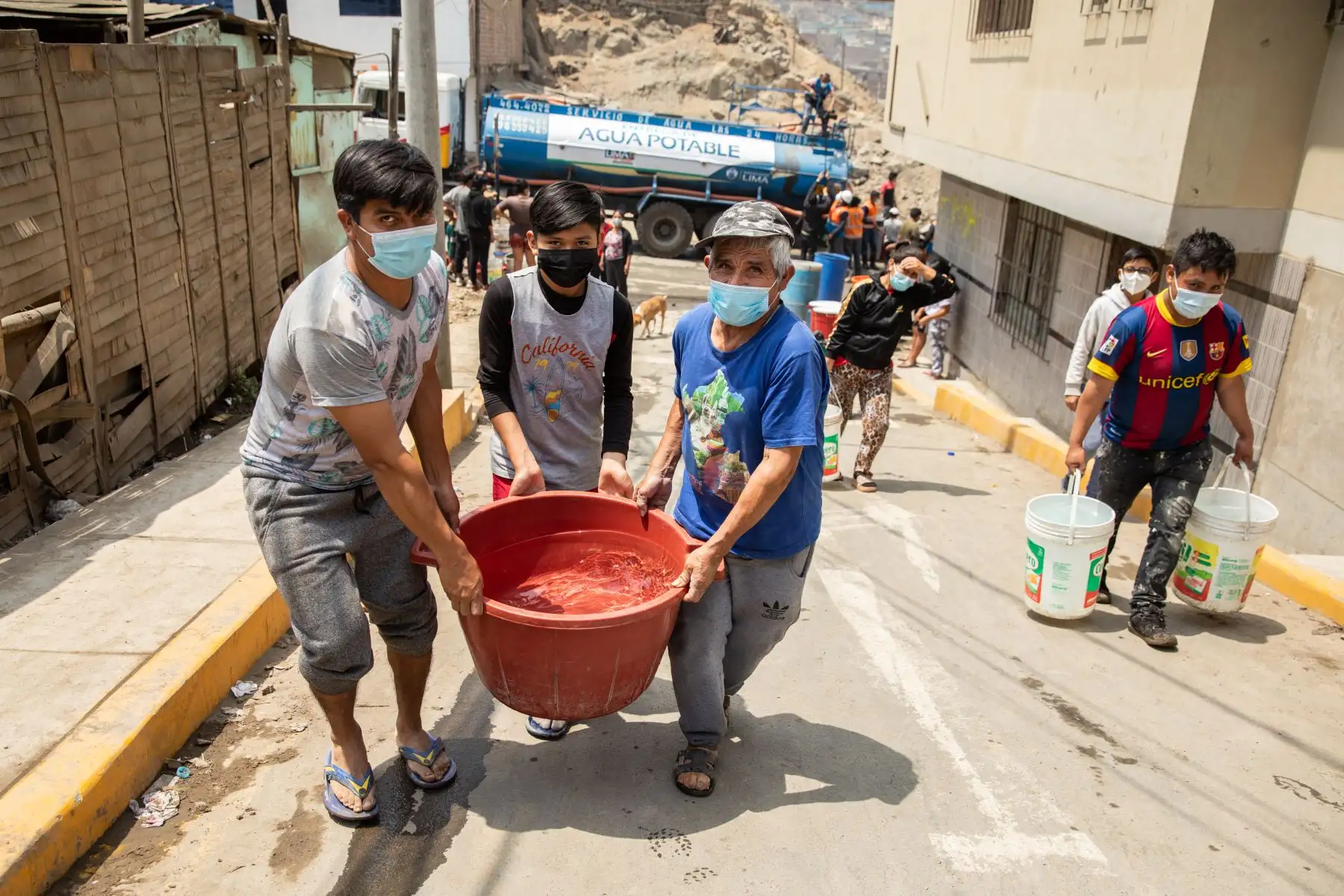 Municipalidad Metropolitana de Lima  apoya con abastecimiento de agua en el distrito de San Juan de Lurigancho.
Foto: MML