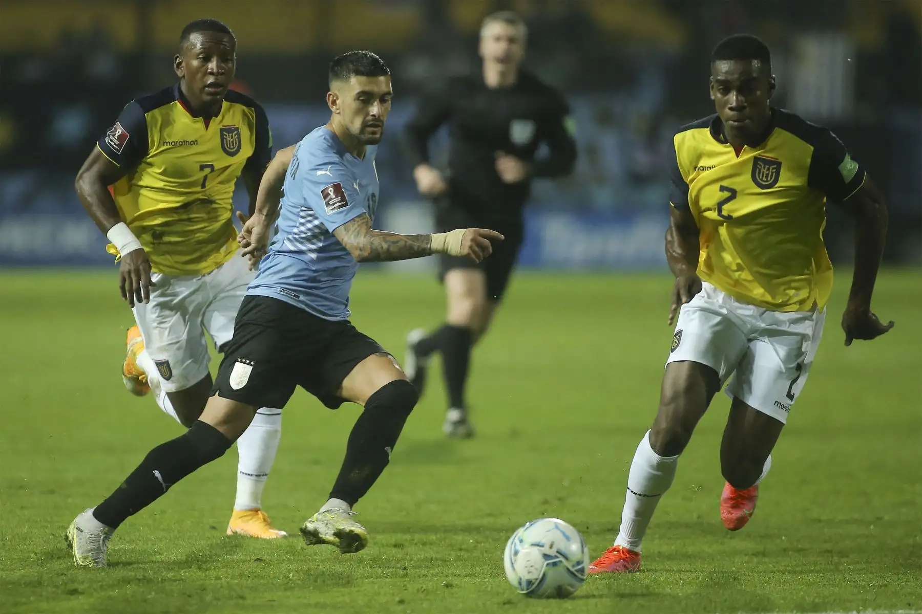El uruguayo Giorgian De Arrascaeta y el ecuatoriano Felix Torres compiten por el balón durante el partido de clasificación sudamericano para la Copa Mundial de la FIFA Qatar 2022 en el estadio Campeón del Siglo en Montevideo.
Foto: AFP