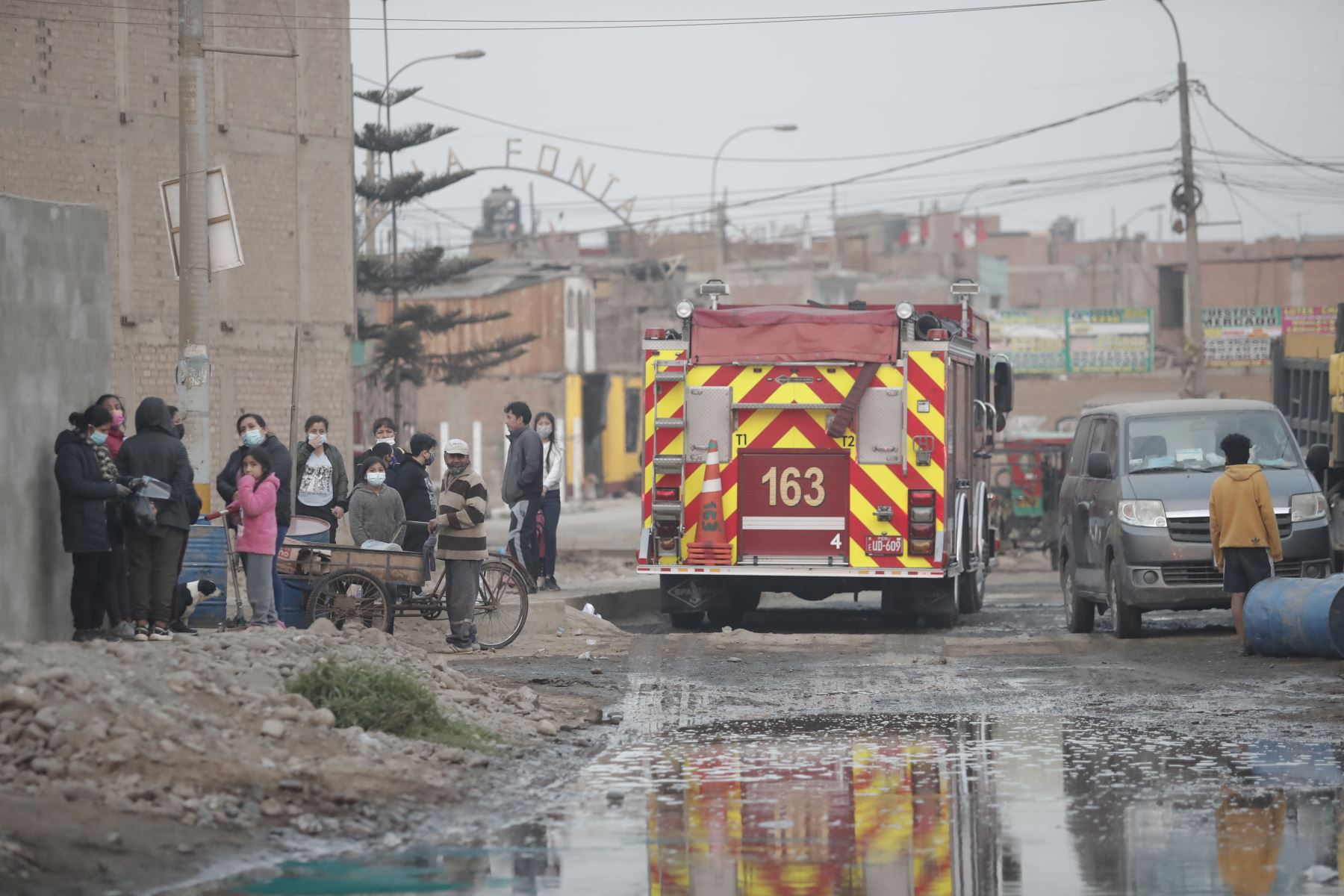 Bomberos controlaron incendio en local de fábrica de pinturas ubicada en la Asociación Los Rosales, en el distrito de Puente Piedra.
Foto: ANDINA/Renato Pajuelo