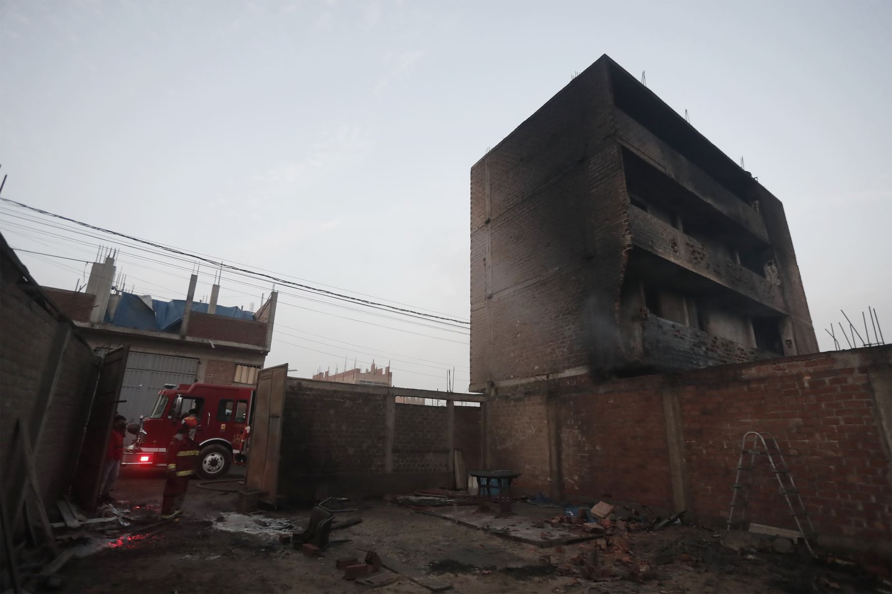 Bomberos controlaron incendio en local de fábrica de pinturas ubicada en la Asociación Los Rosales, en el distrito de Puente Piedra.
Foto: ANDINA/Renato Pajuelo