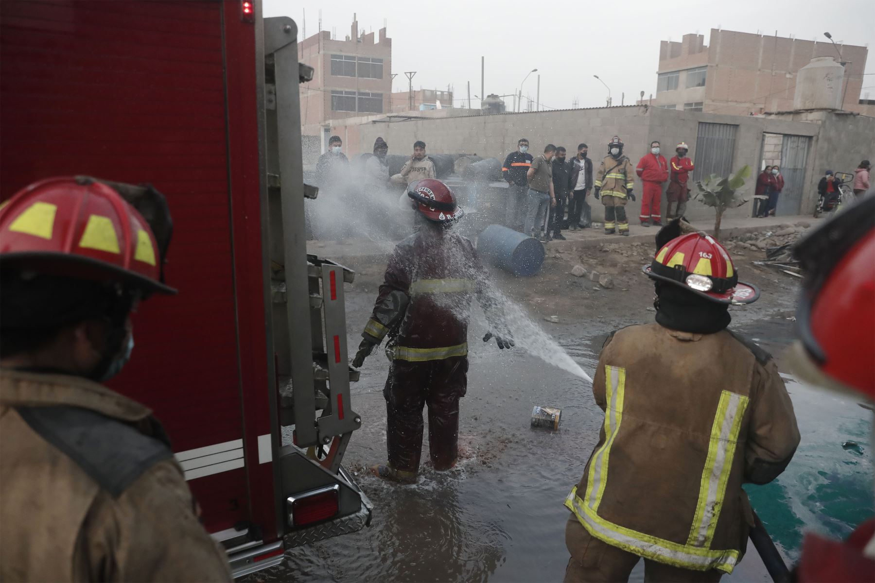 Bomberos controlaron incendio en local de fábrica de pinturas ubicada en la Asociación Los Rosales, en el distrito de Puente Piedra.
Foto: ANDINA/Renato Pajuelo
