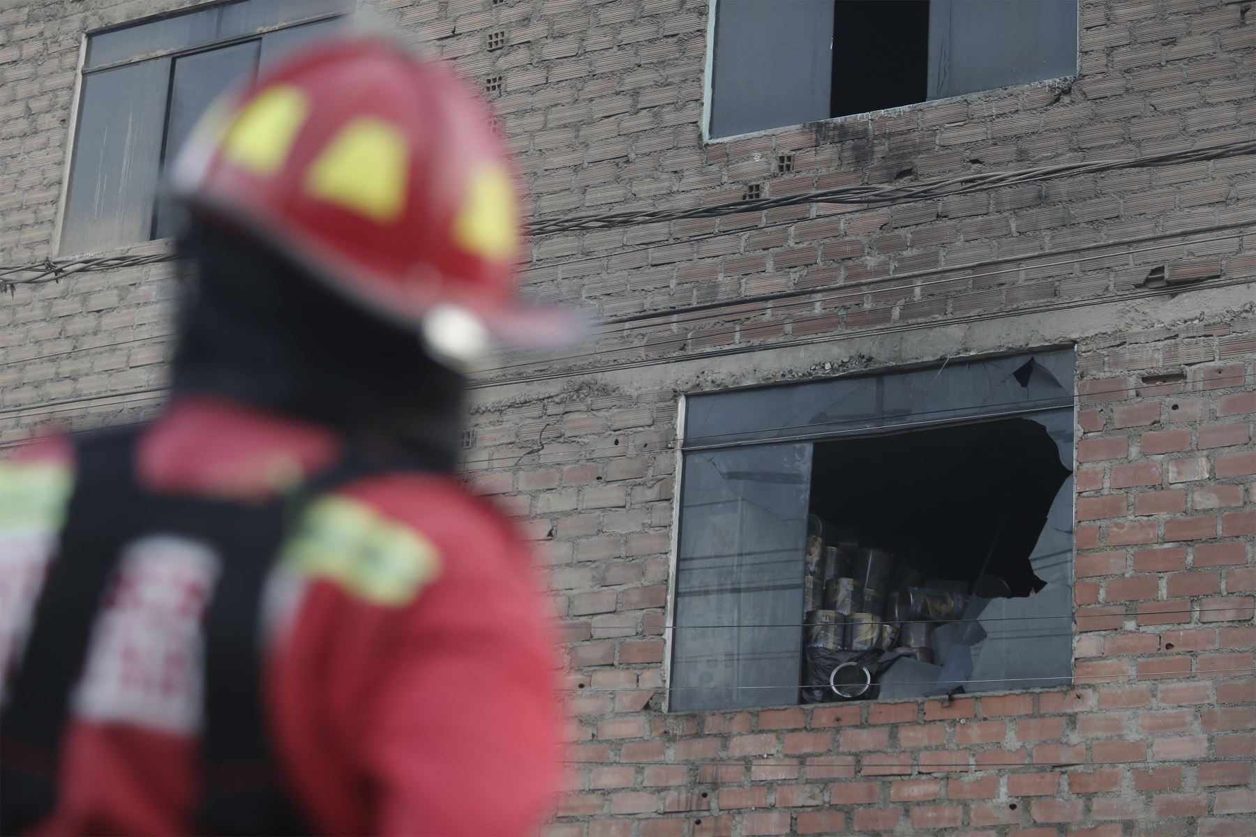 Bomberos controlaron incendio en local de fábrica de pinturas ubicada en la Asociación Los Rosales, en el distrito de Puente Piedra.
Foto: ANDINA/Renato Pajuelo