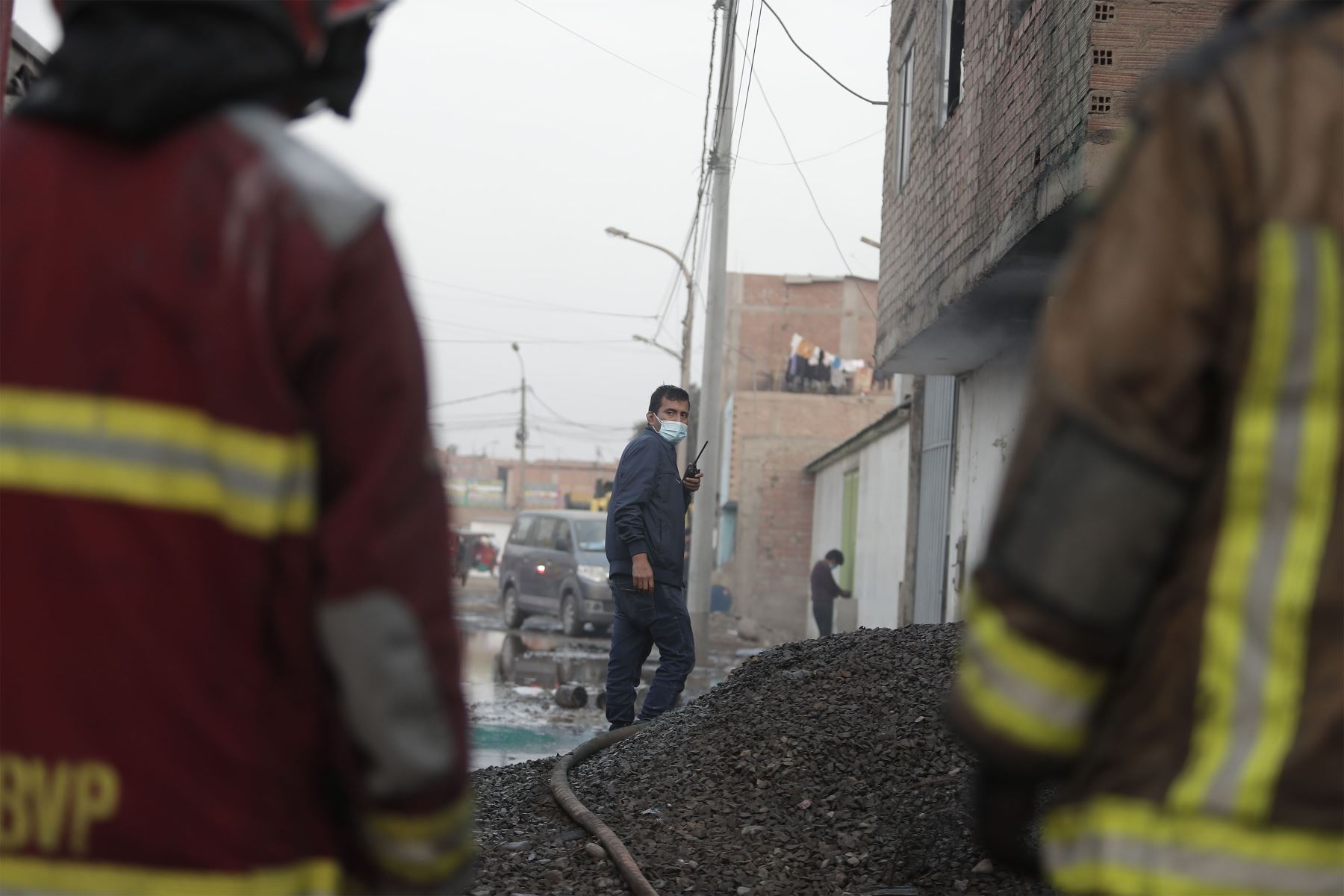 Bomberos controlaron incendio en local de fábrica de pinturas ubicada en la Asociación Los Rosales, en el distrito de Puente Piedra.
Foto: ANDINA/Renato Pajuelo